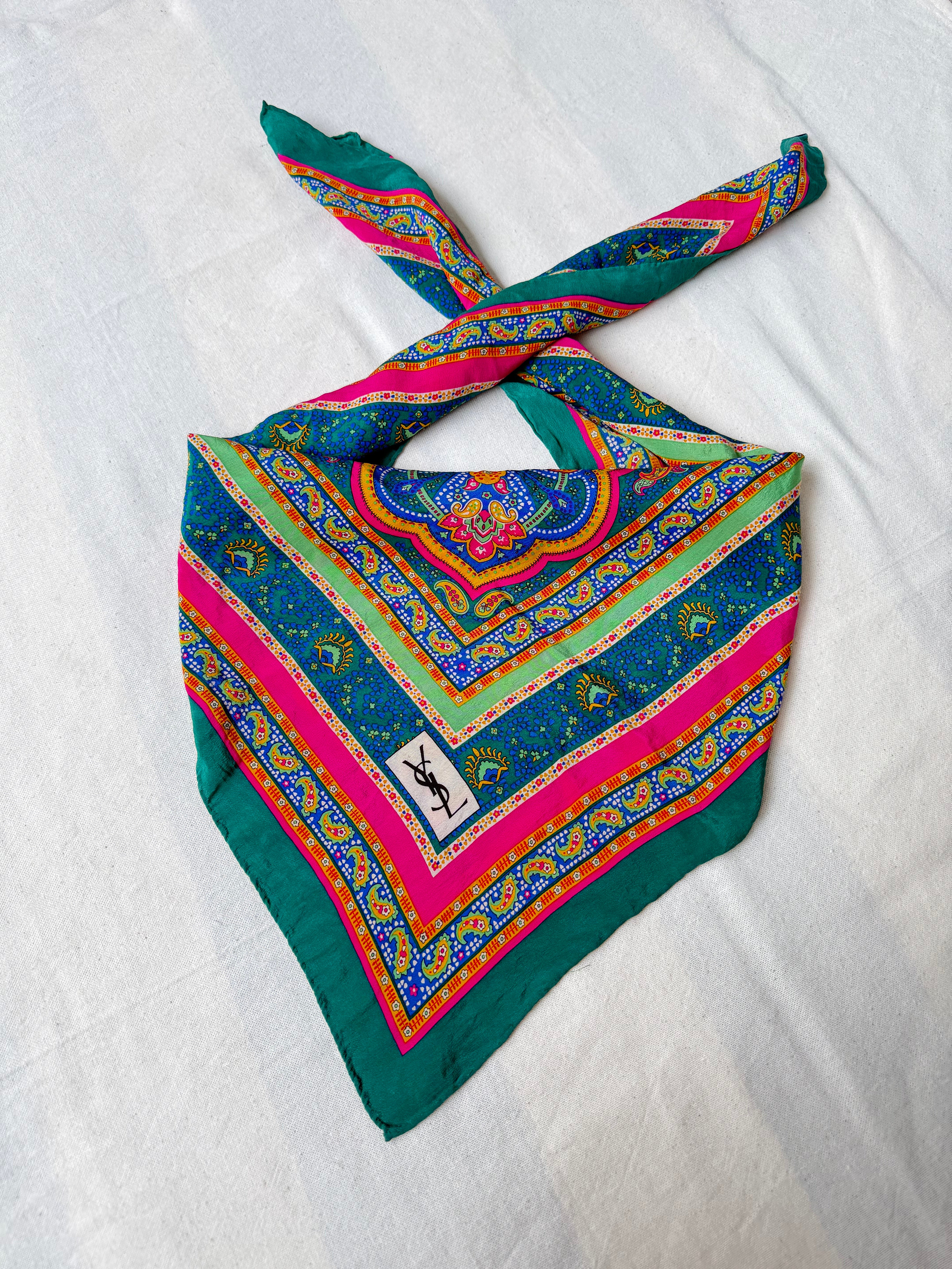 Foulard Yves Saint Laurent – Motif oriental vert et fuchsia
