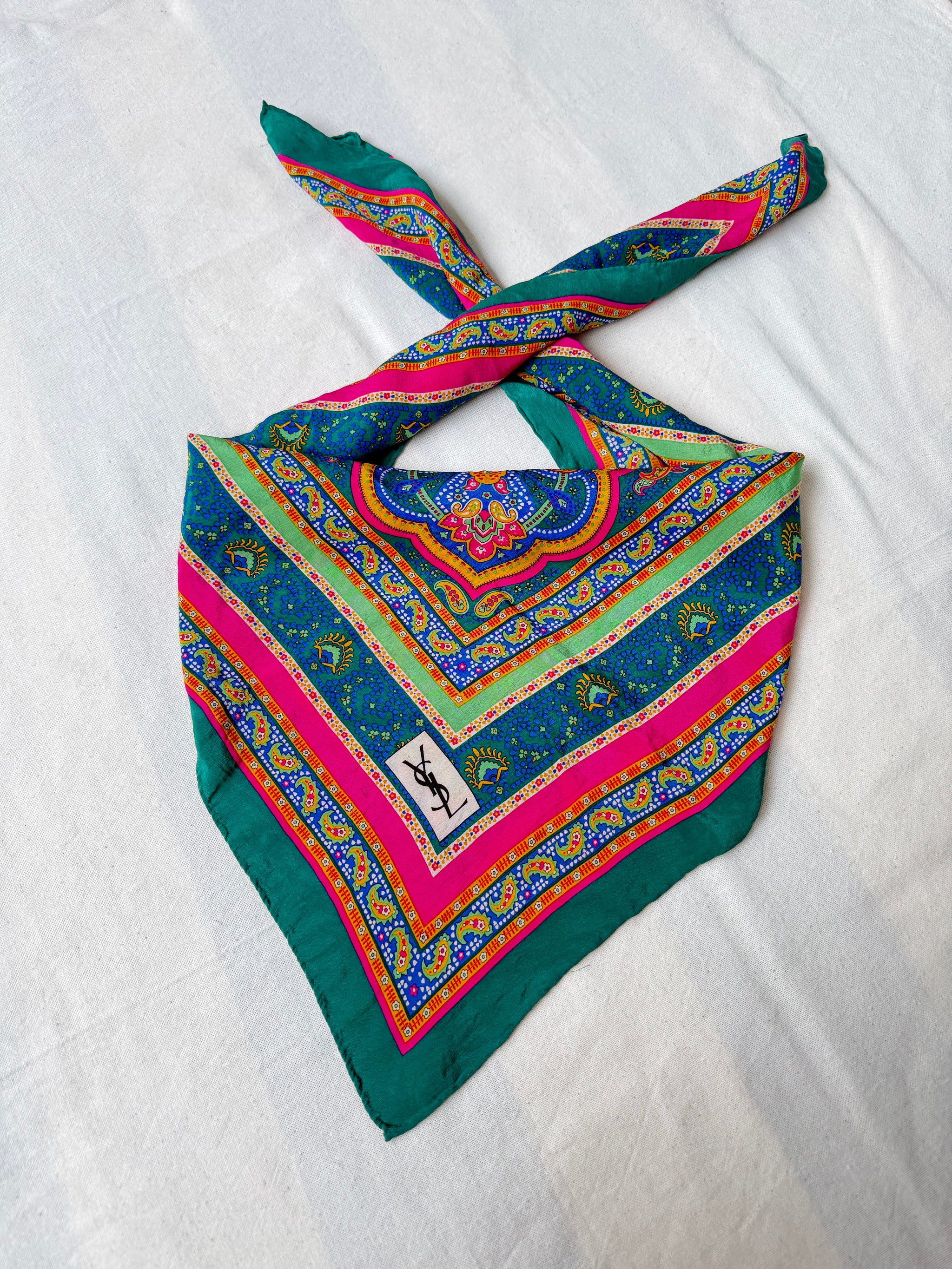 Foulard Yves Saint Laurent – Motif oriental vert et fuchsia