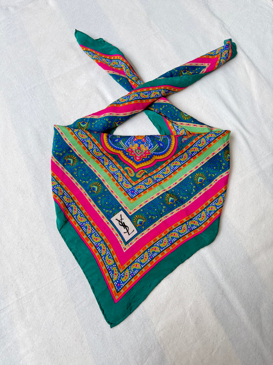 Foulard Yves Saint Laurent – Motif oriental vert et fuchsia