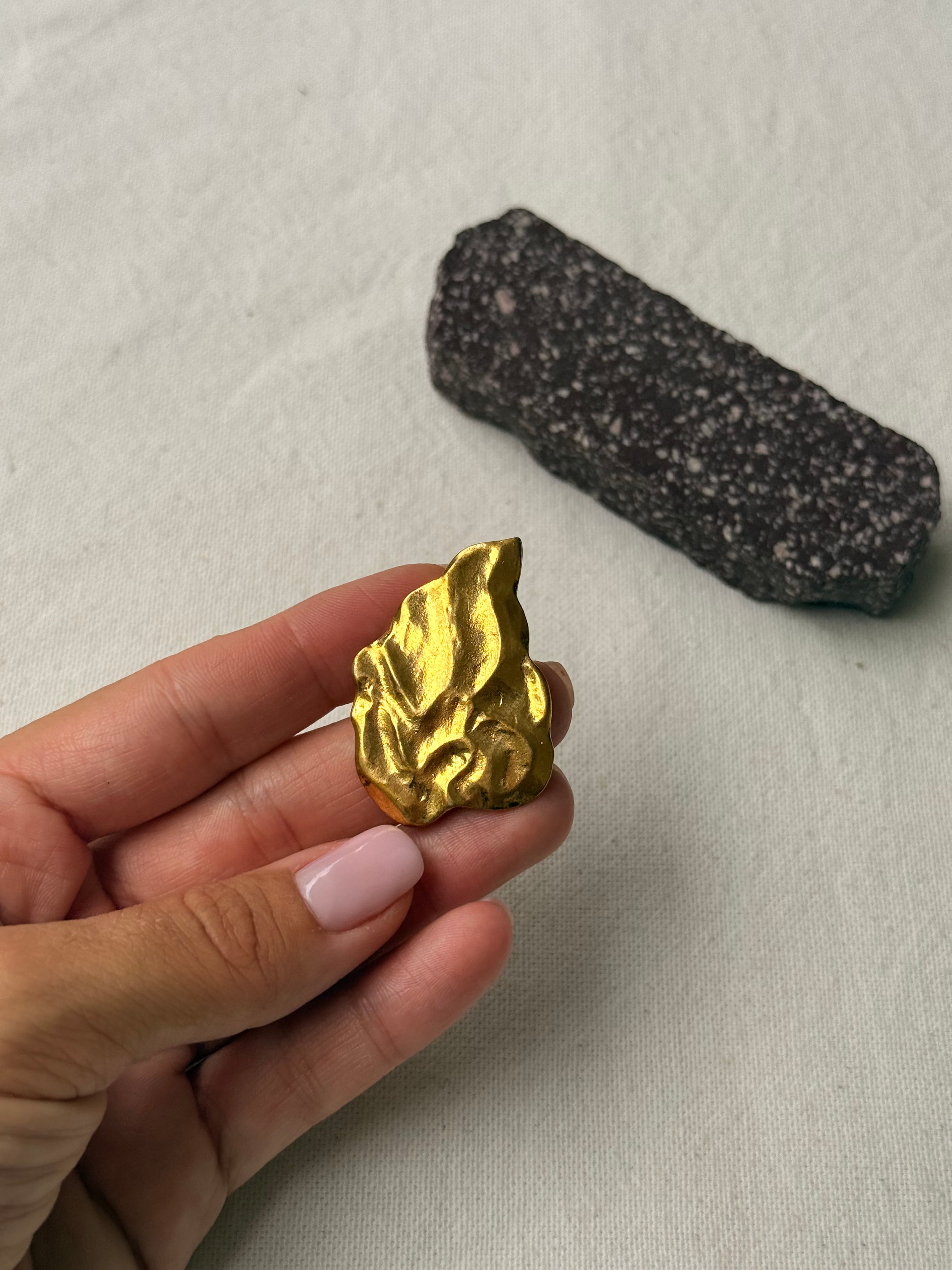 Pins Yves Saint Laurent vintage - Flamme dorée