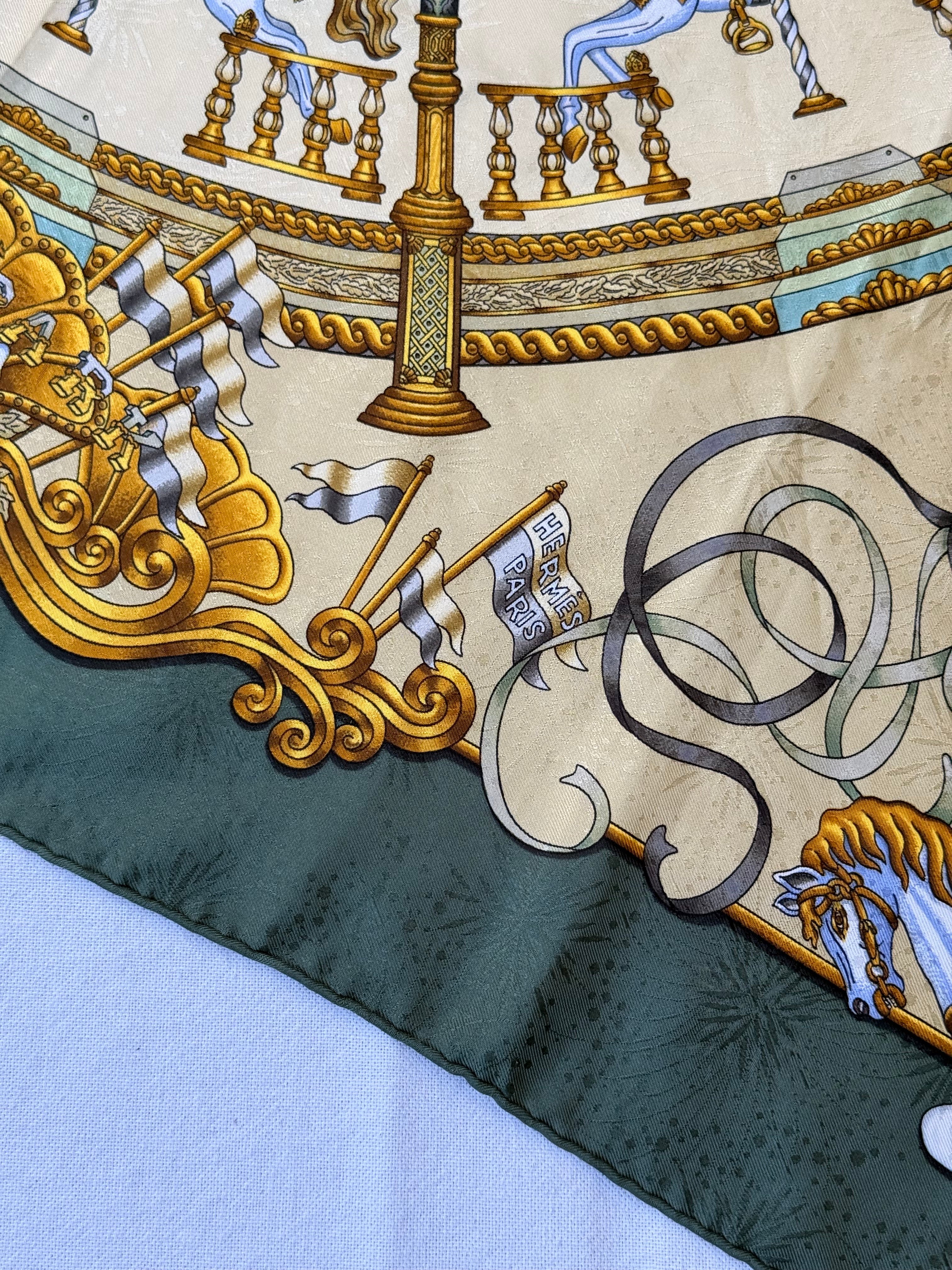 Foulard Hermès – Modèle Luna Park