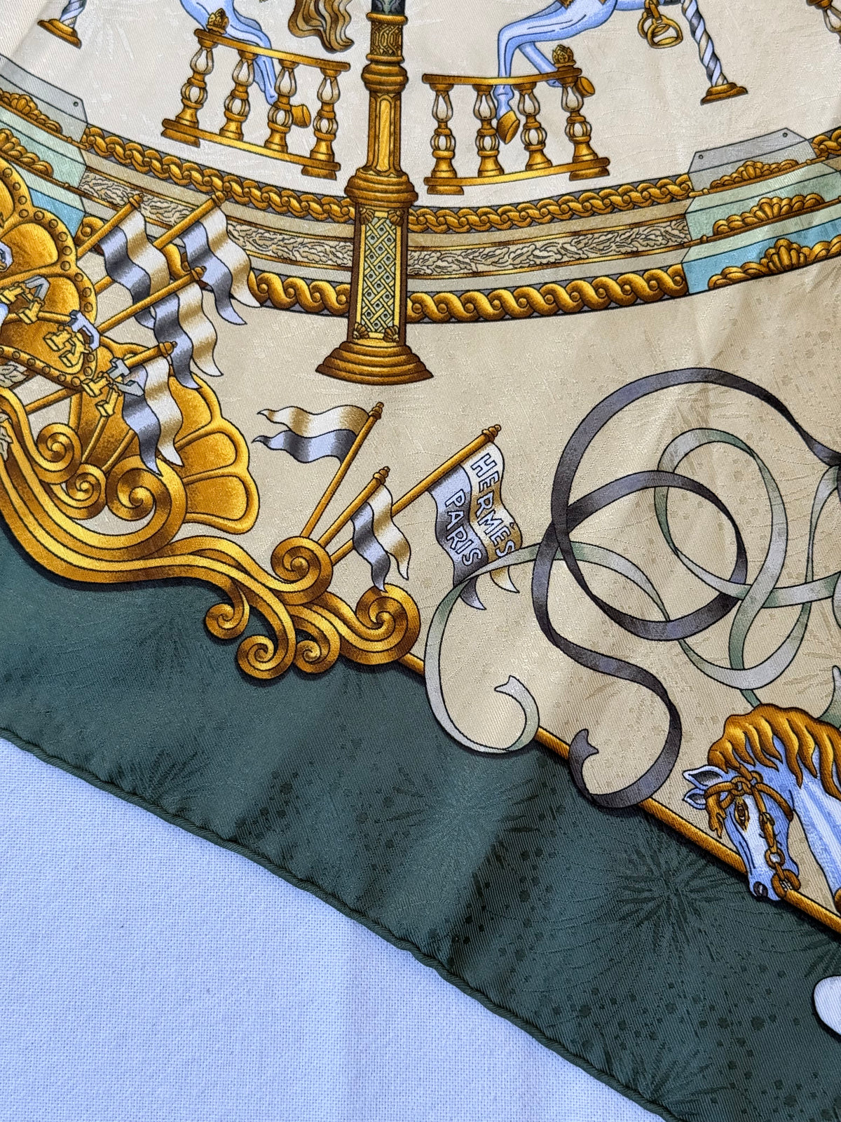 Foulard Hermès – Modèle Luna Park