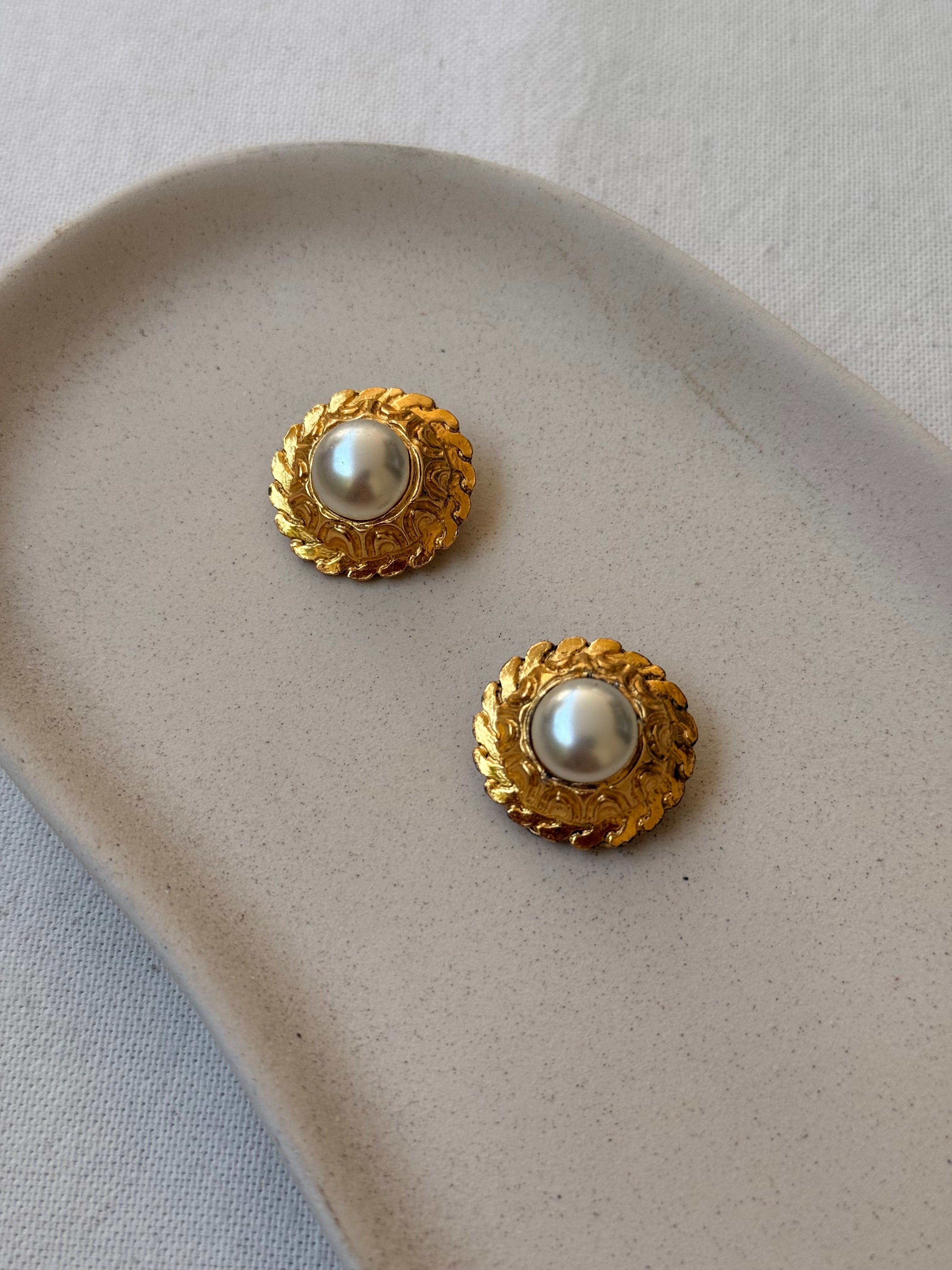 Boucles d’oreilles vintage Chanel - Perles et contour torsadé