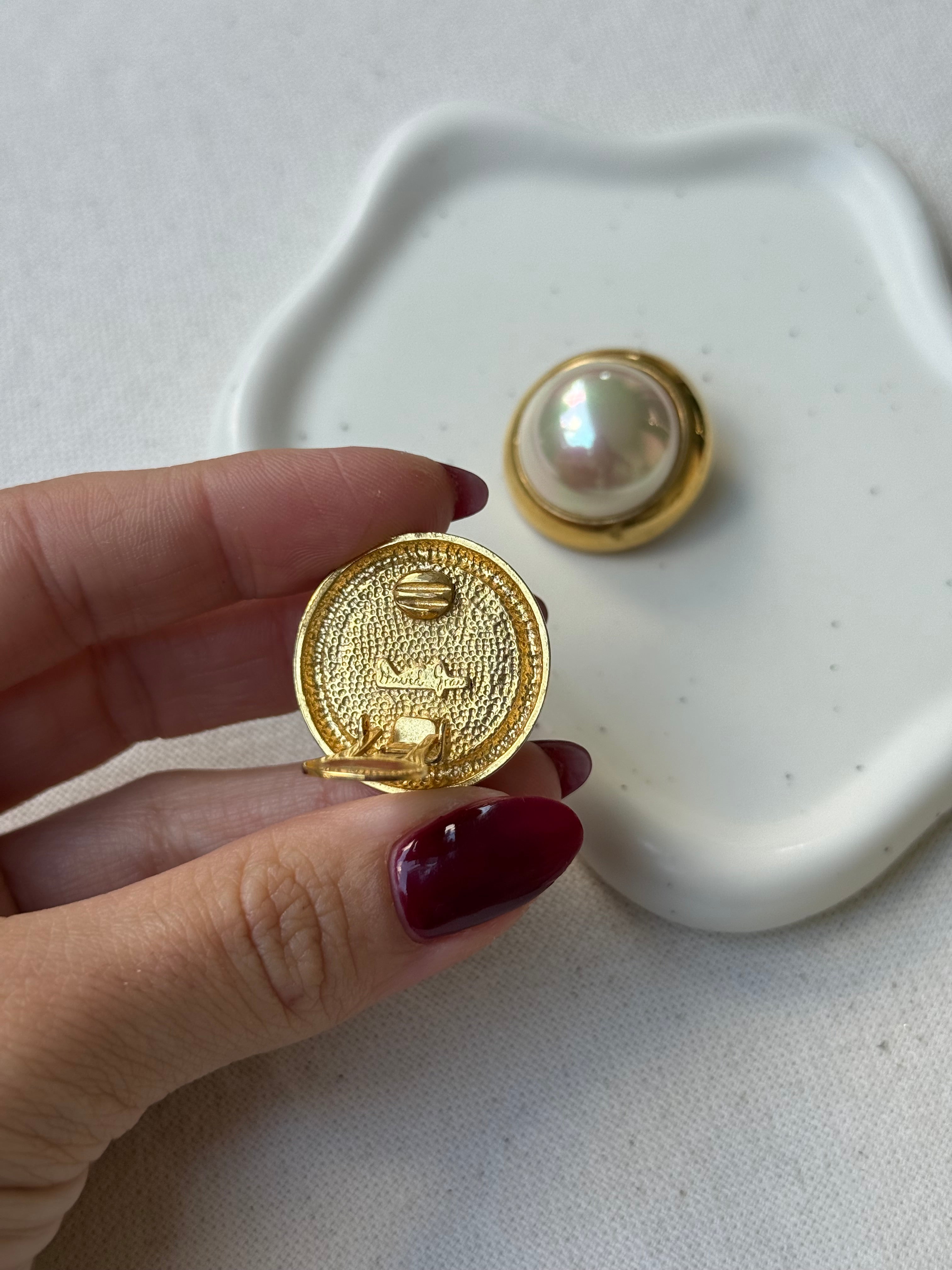 Boucles d’oreilles David Grau vintage - Perles blanches irisées