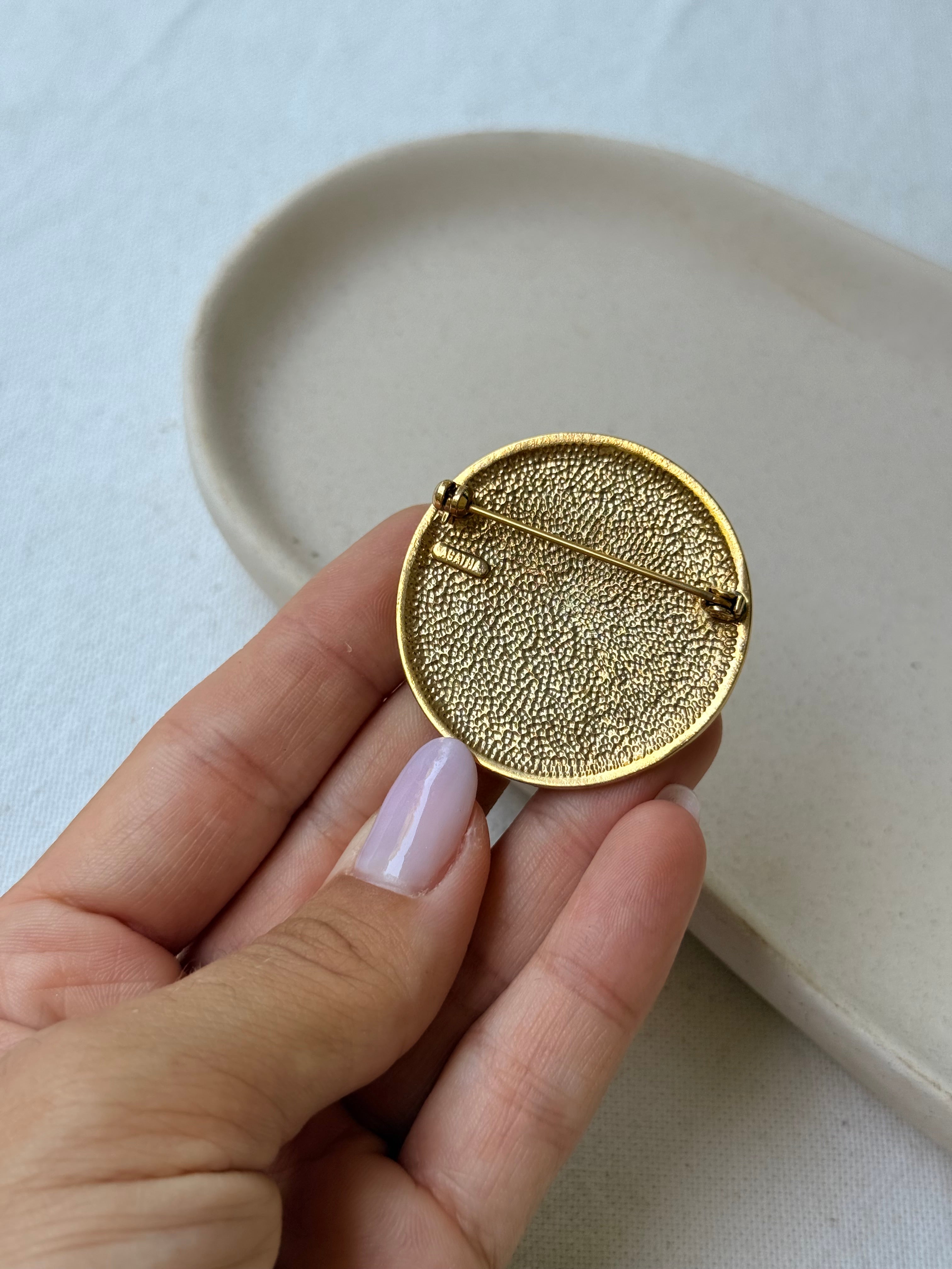 Broche vintage - Motif spirale dorée