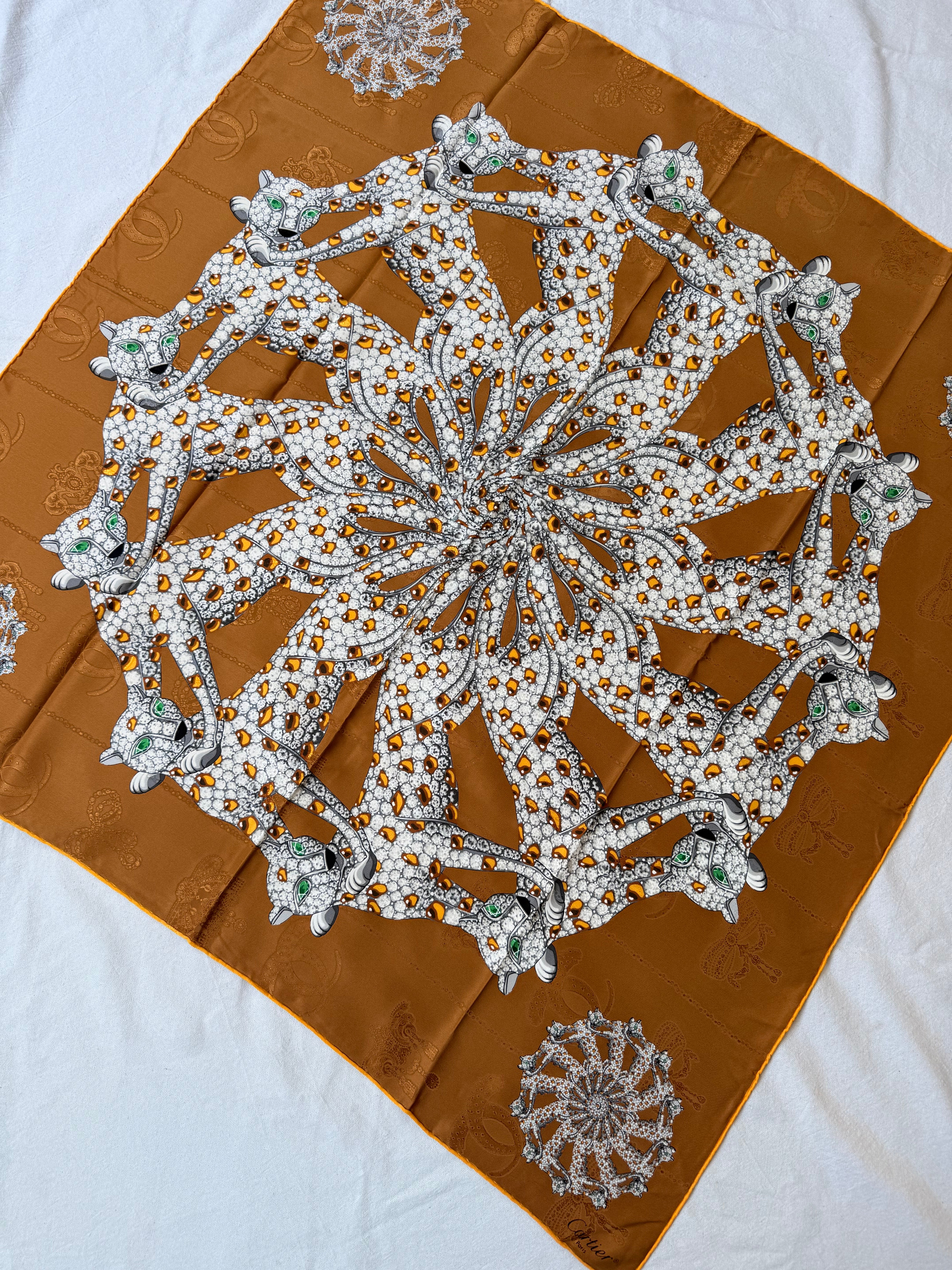Foulard Cartier – Motif panthère et bijouterie camel