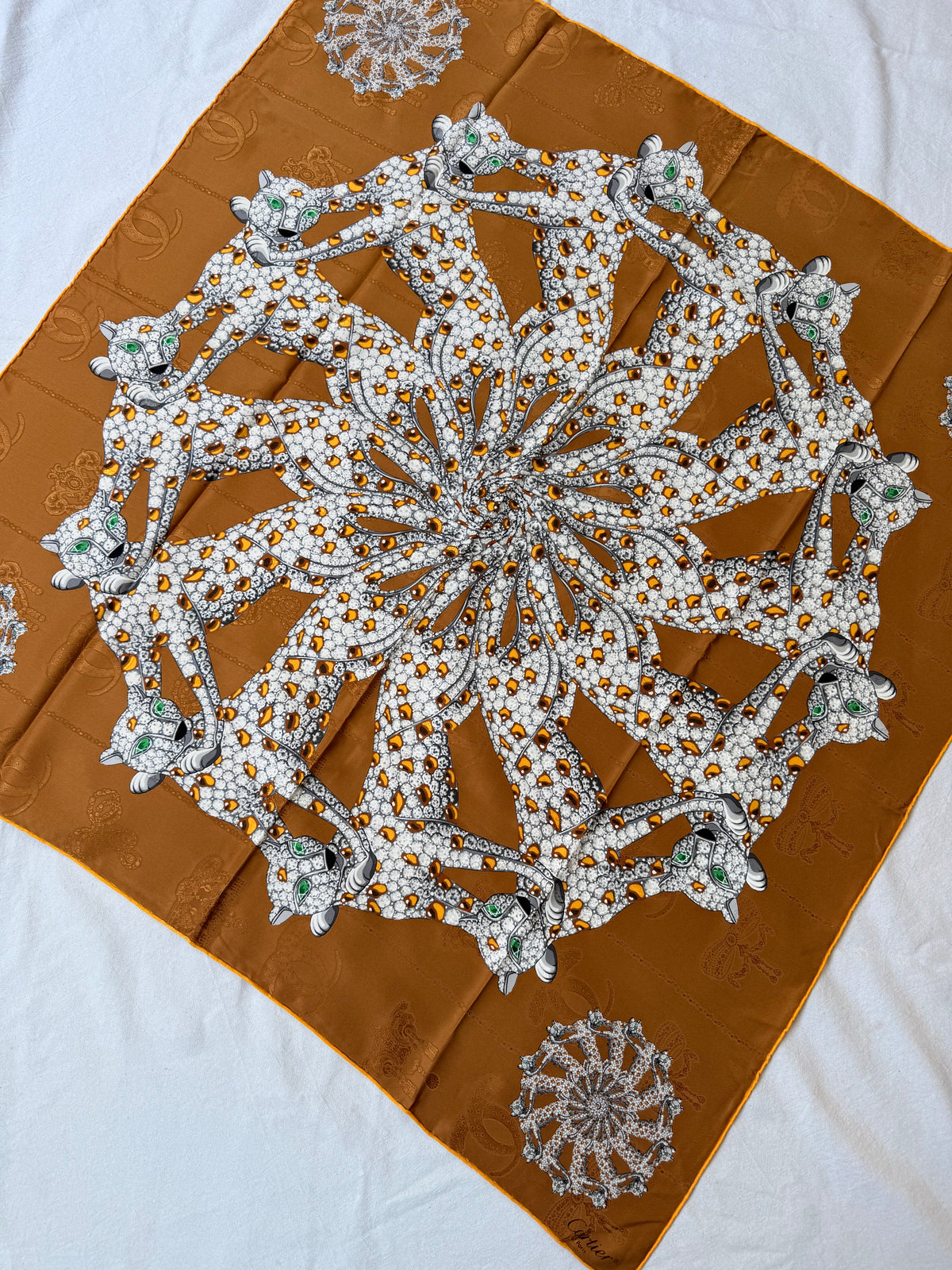 Foulard Cartier – Motif panthère et bijouterie camel