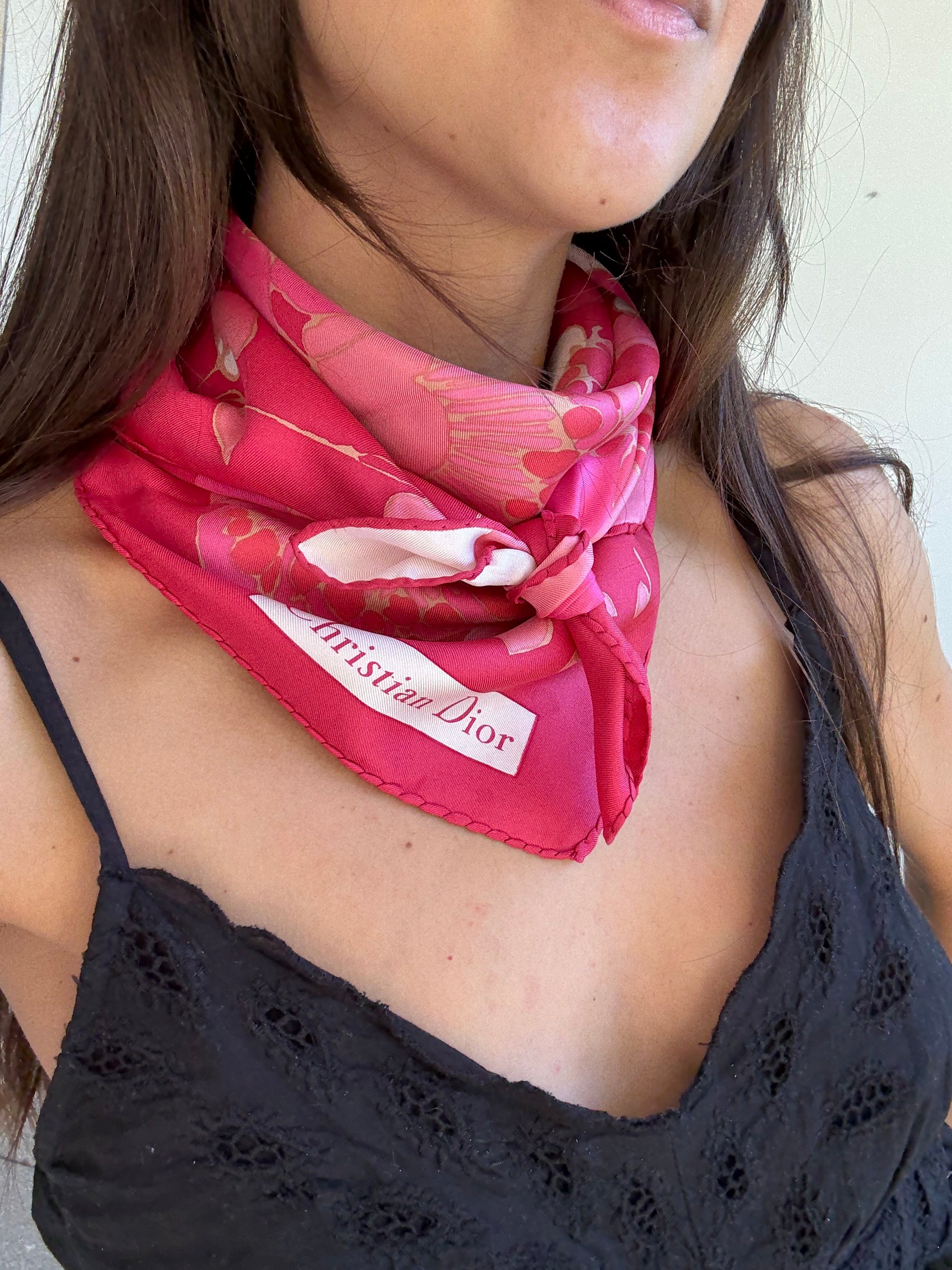 Foulard Christian Dior – Modèle fleurs fuchsia