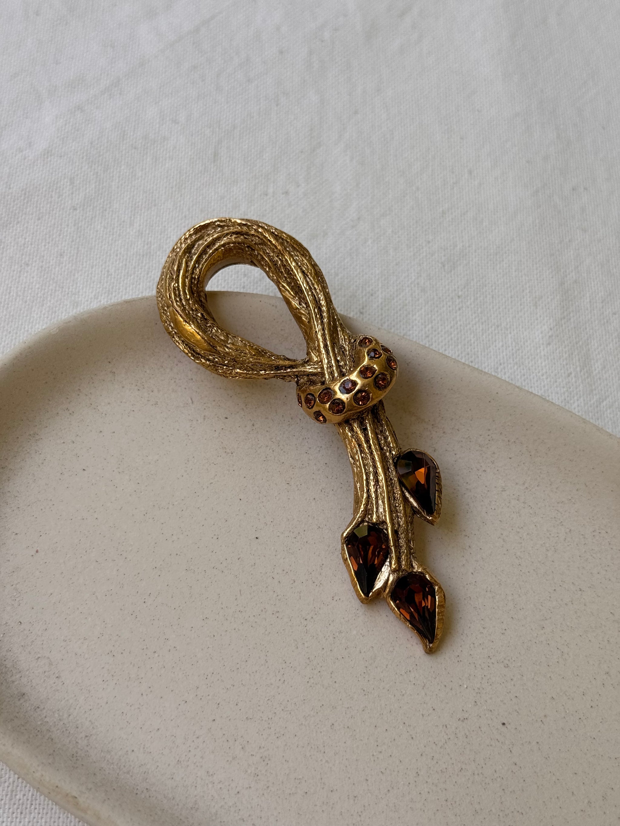 Broche vintage - Noeud en résine et cabochons ambrés