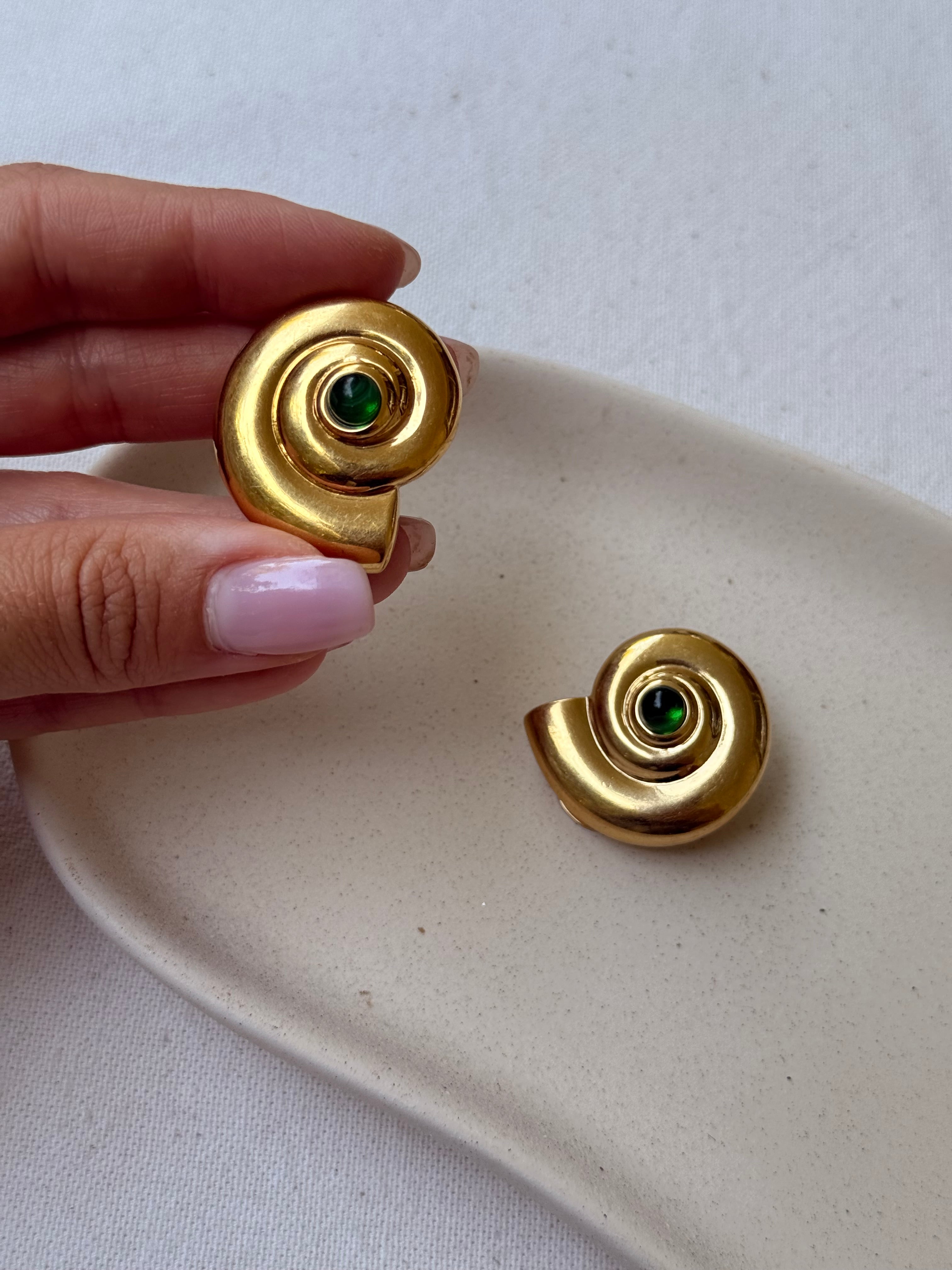 Boucles d’oreilles vintage - Coquillages dorés et strass vert