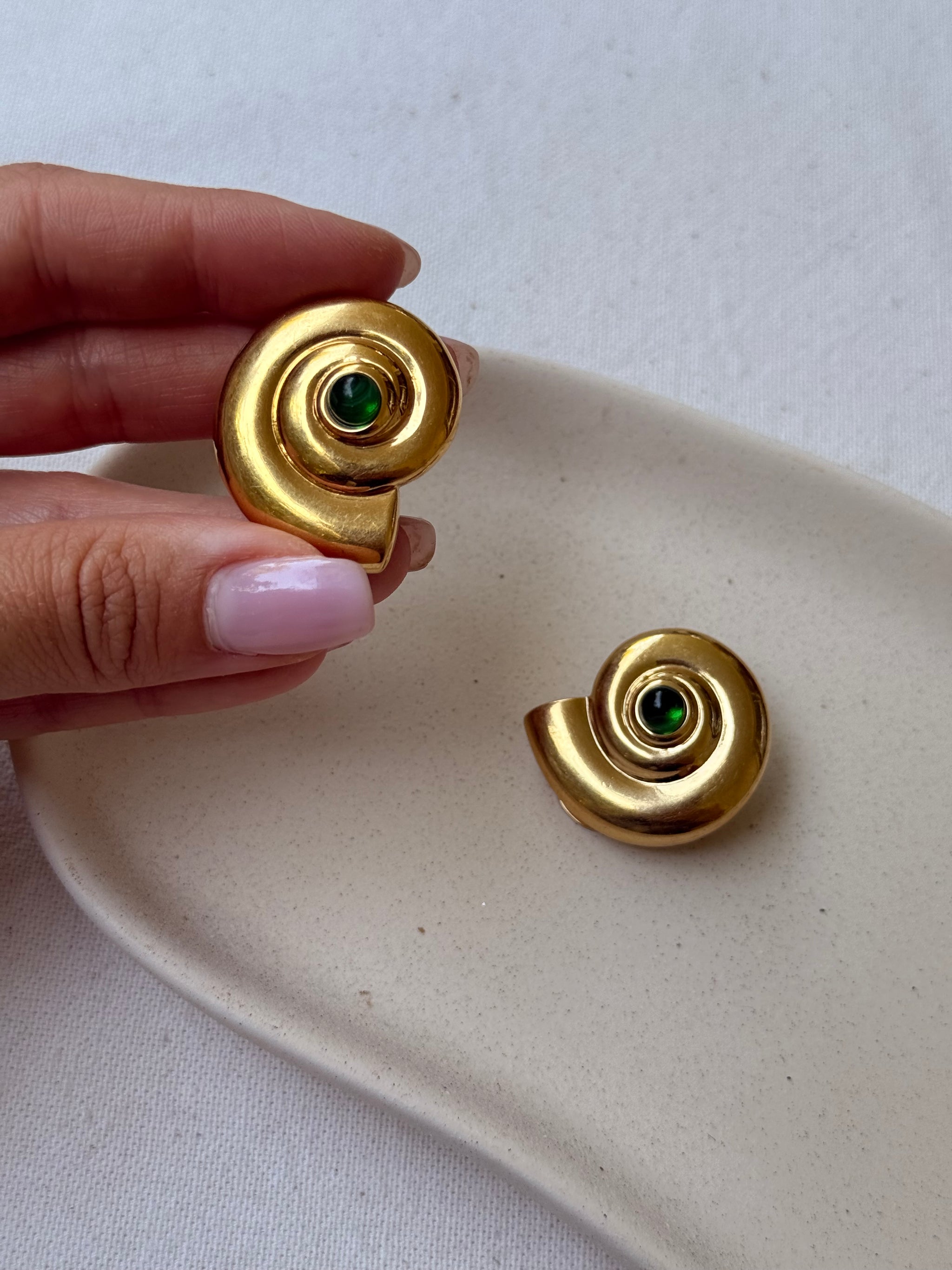 Boucles d’oreilles vintage - Coquillages dorés et strass vert