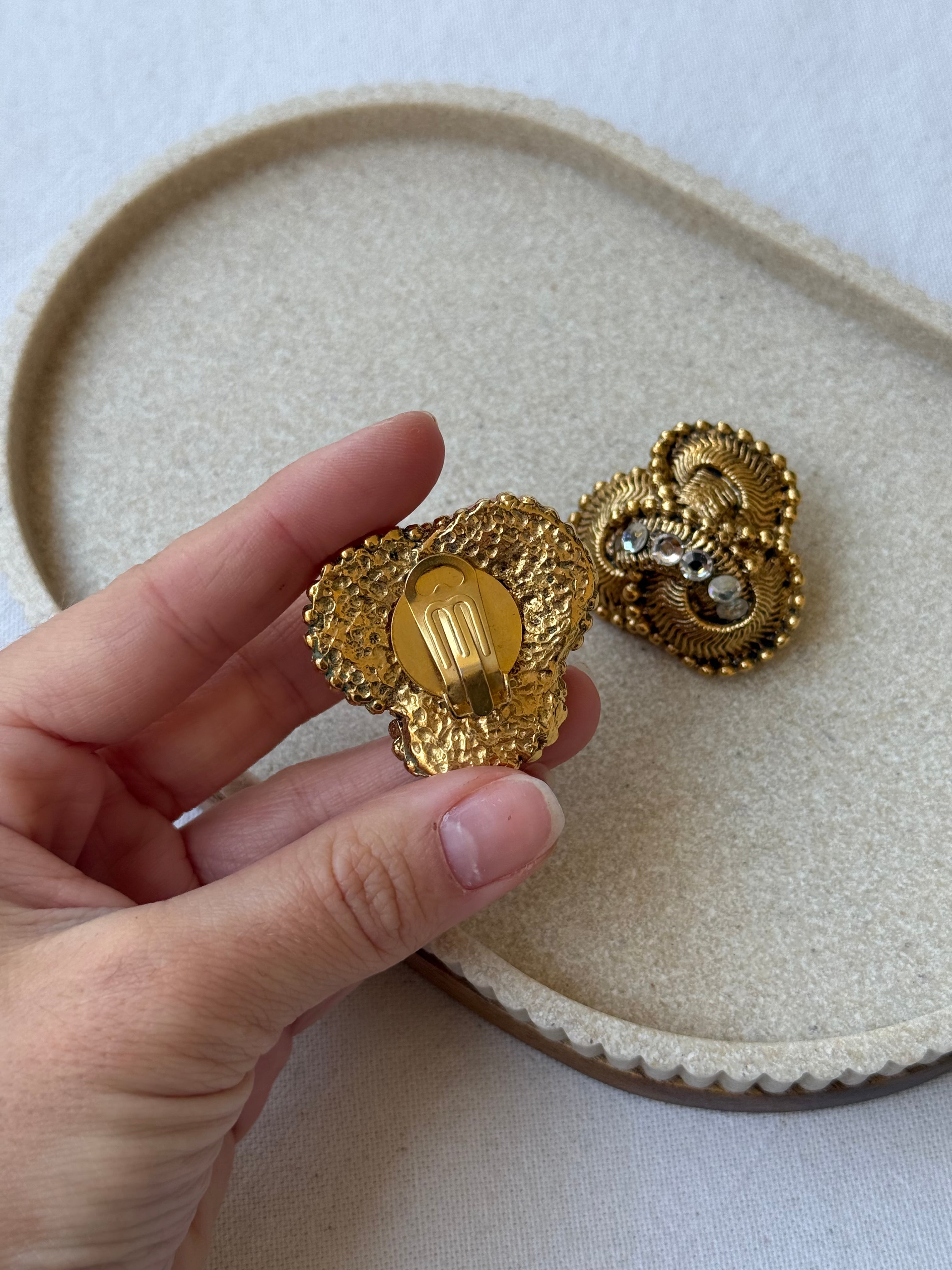 Boucles d’oreilles vintage - Motif entrelacé doré et strass