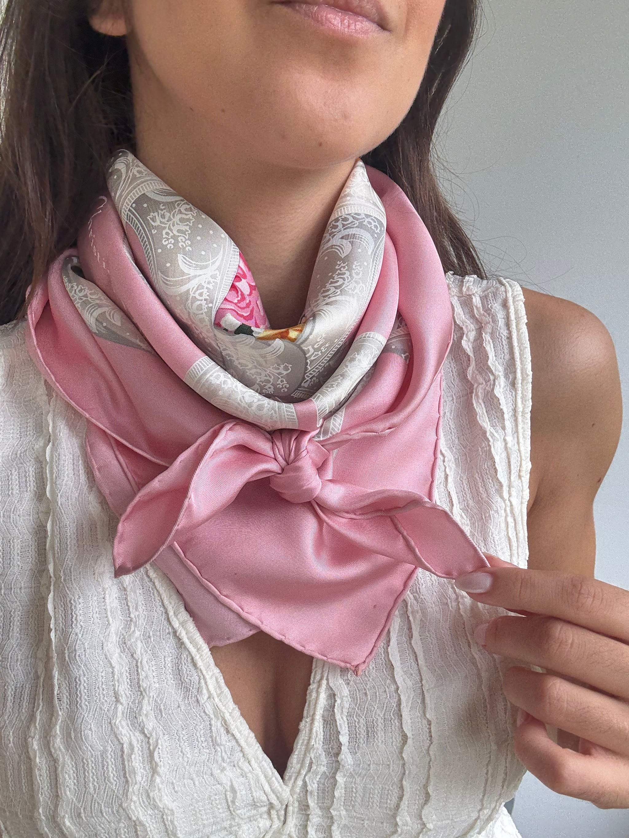 Foulard Christian Dior – Motif floral et noeuds rose