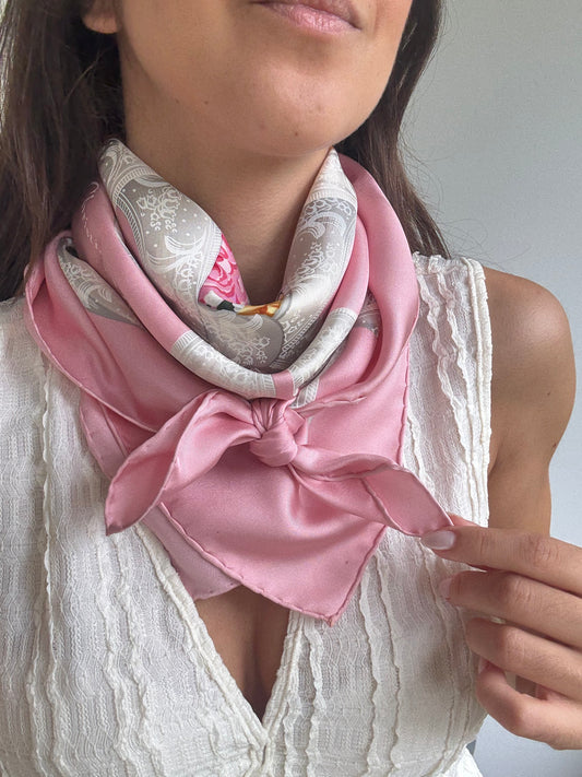 Foulard Christian Dior – Motif floral et noeuds rose