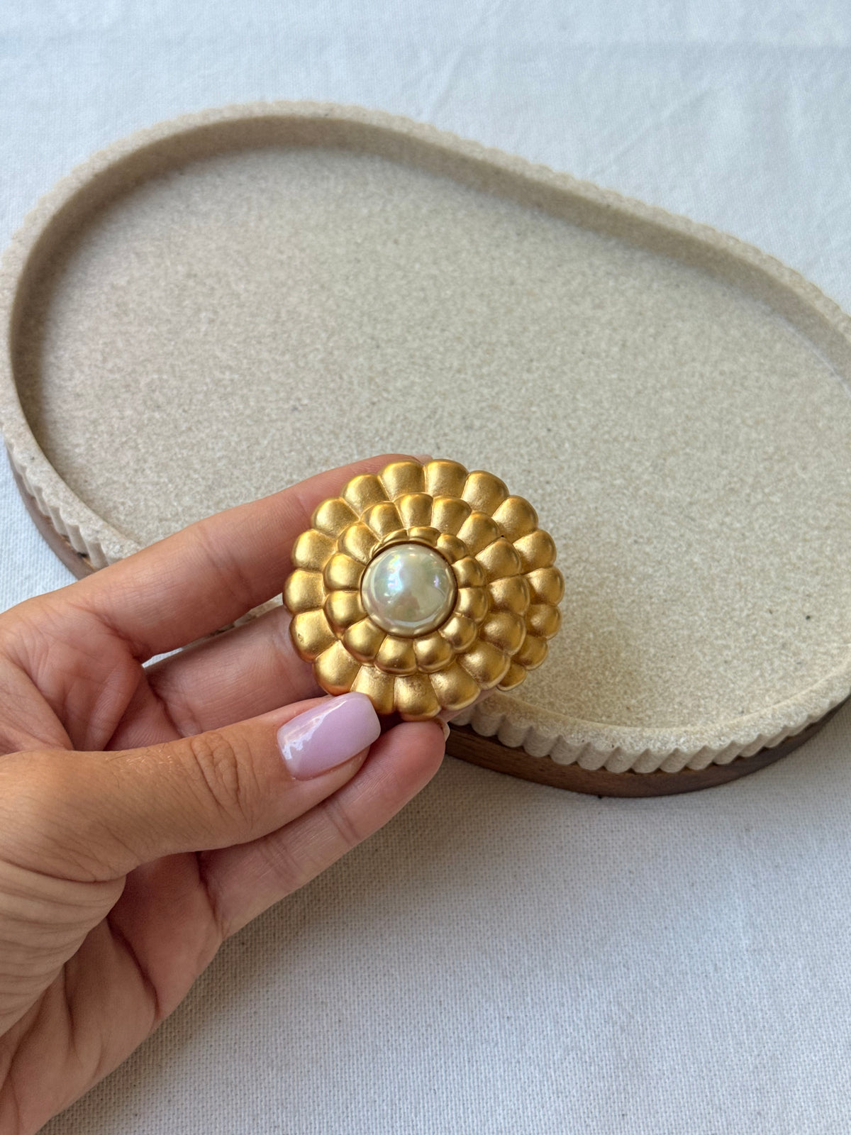 Broche Nina Ricci vintage - Fleur dorée et perle centrale