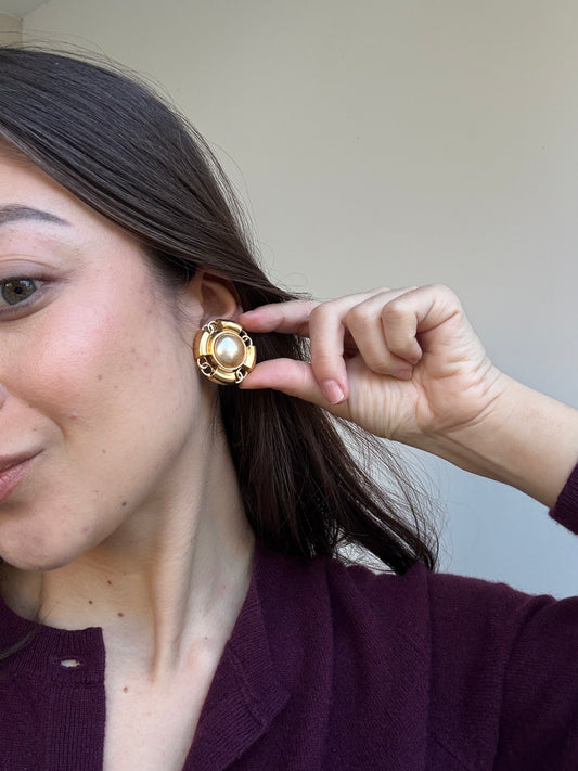 Boucles d’oreilles Chanel vintage - Perle nacrée et CC ajourés