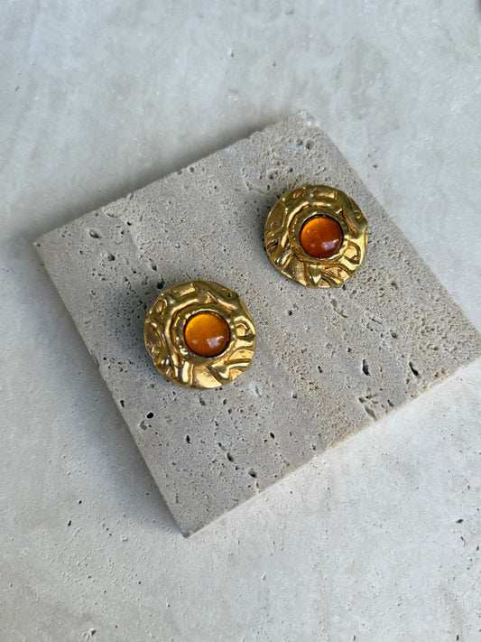 Boucles d’oreilles vintage - Cabochon orangé et monture martelée dorée