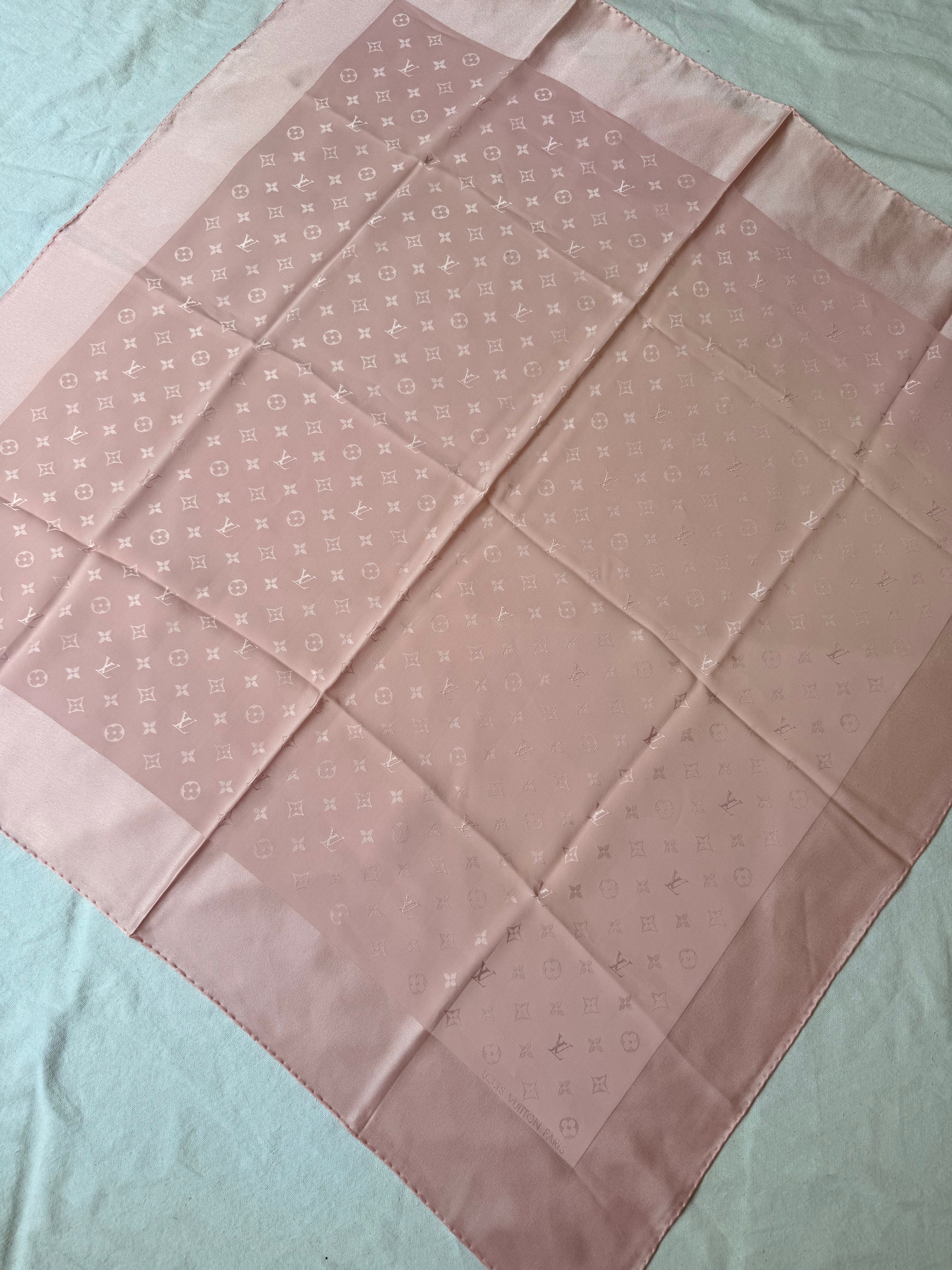 Foulard Louis Vuitton – Motifs monogramme rose