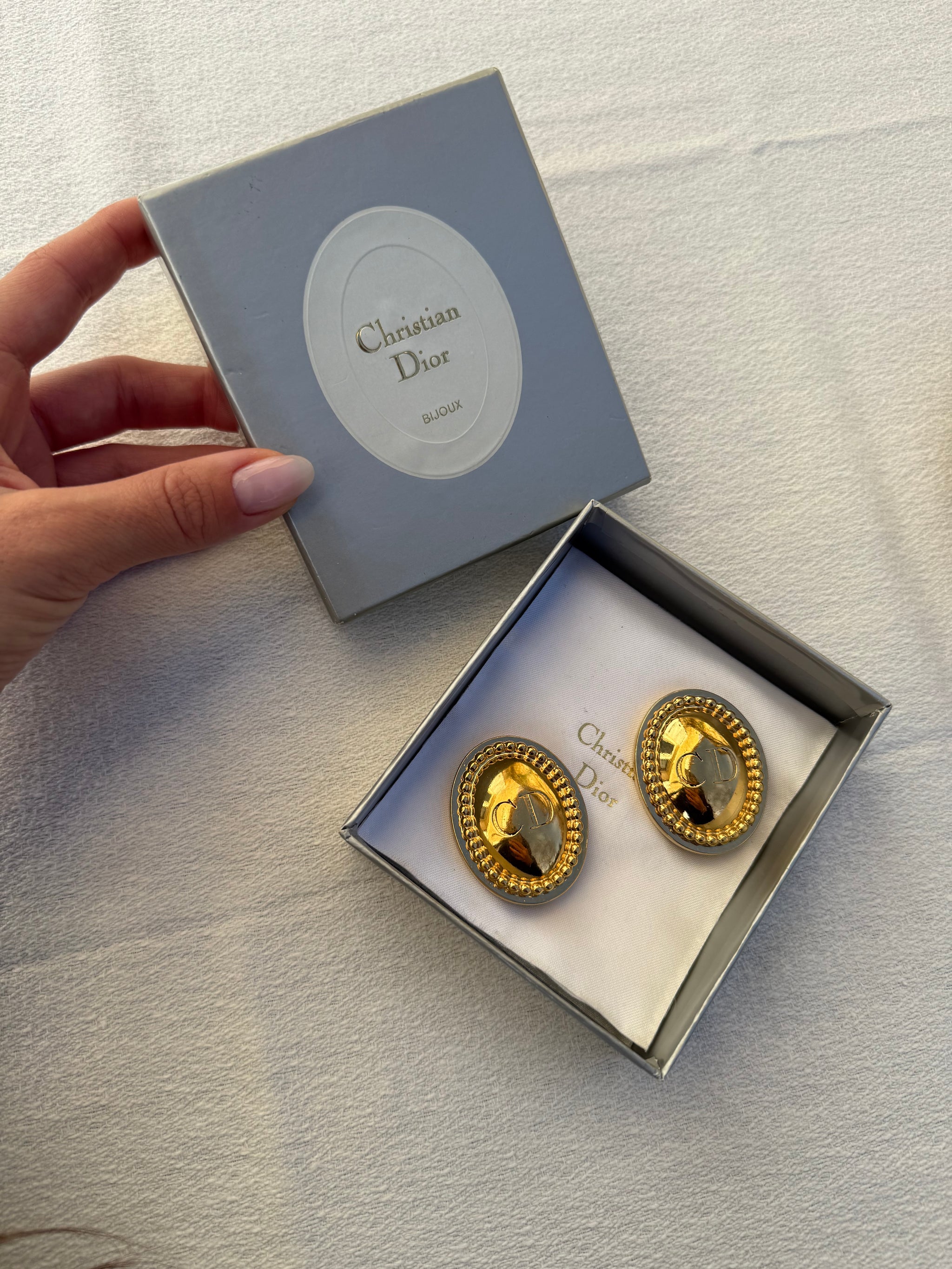 Boucles d’oreilles Christian Dior vintage - Ovales CD dorées