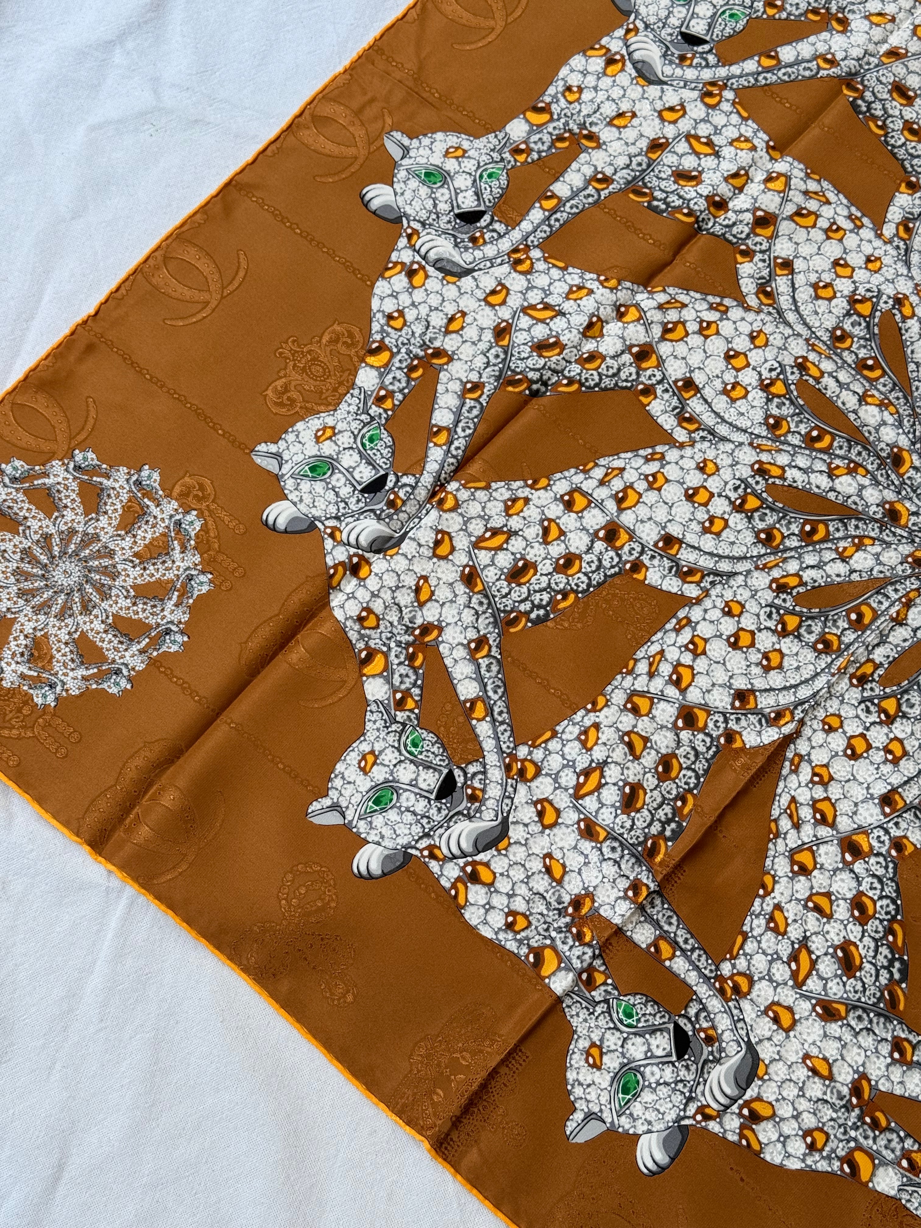 Foulard Cartier – Motif panthère et bijouterie camel