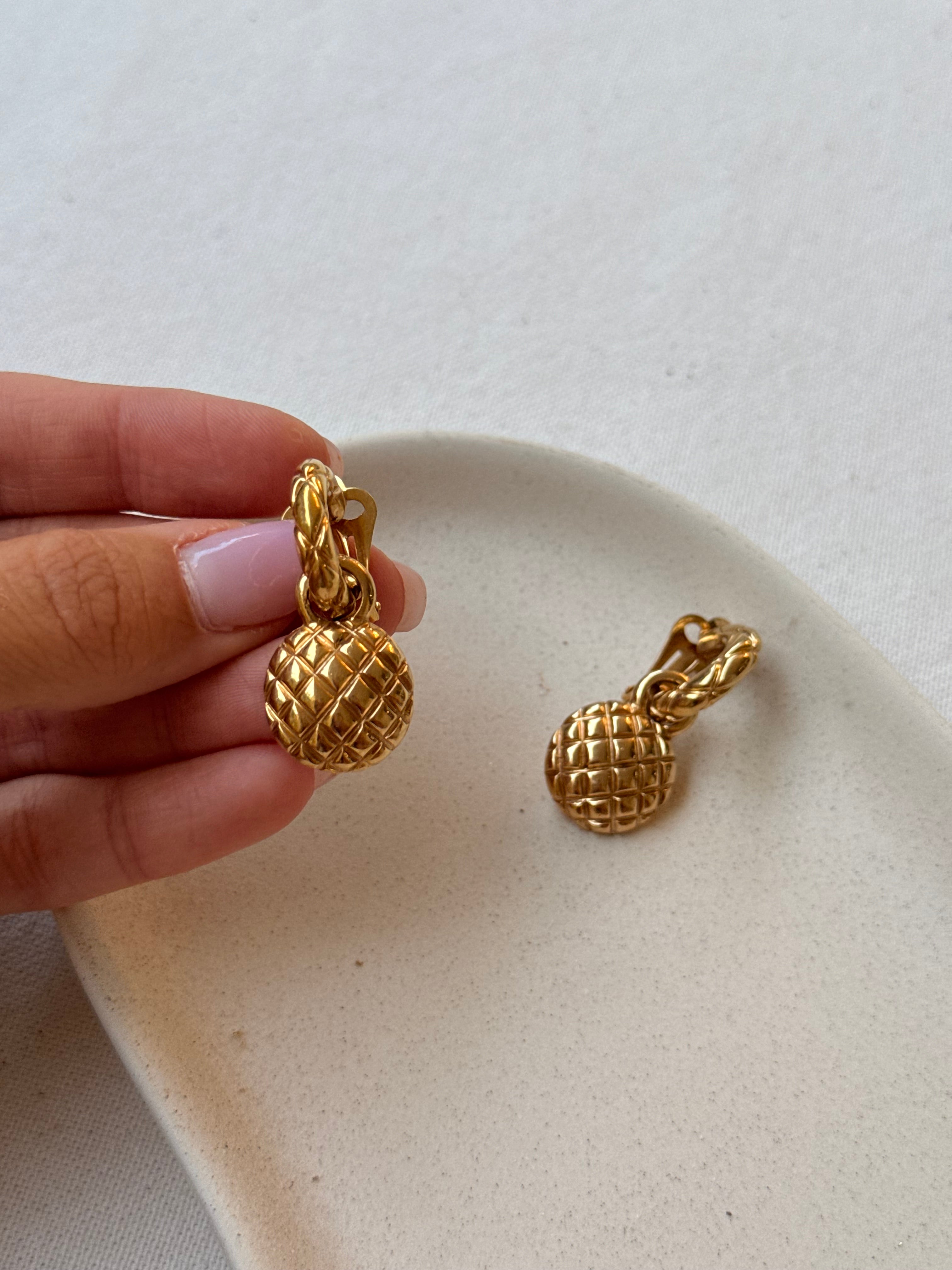 Boucles d’oreilles vintage - Pendantes matelassées dorées