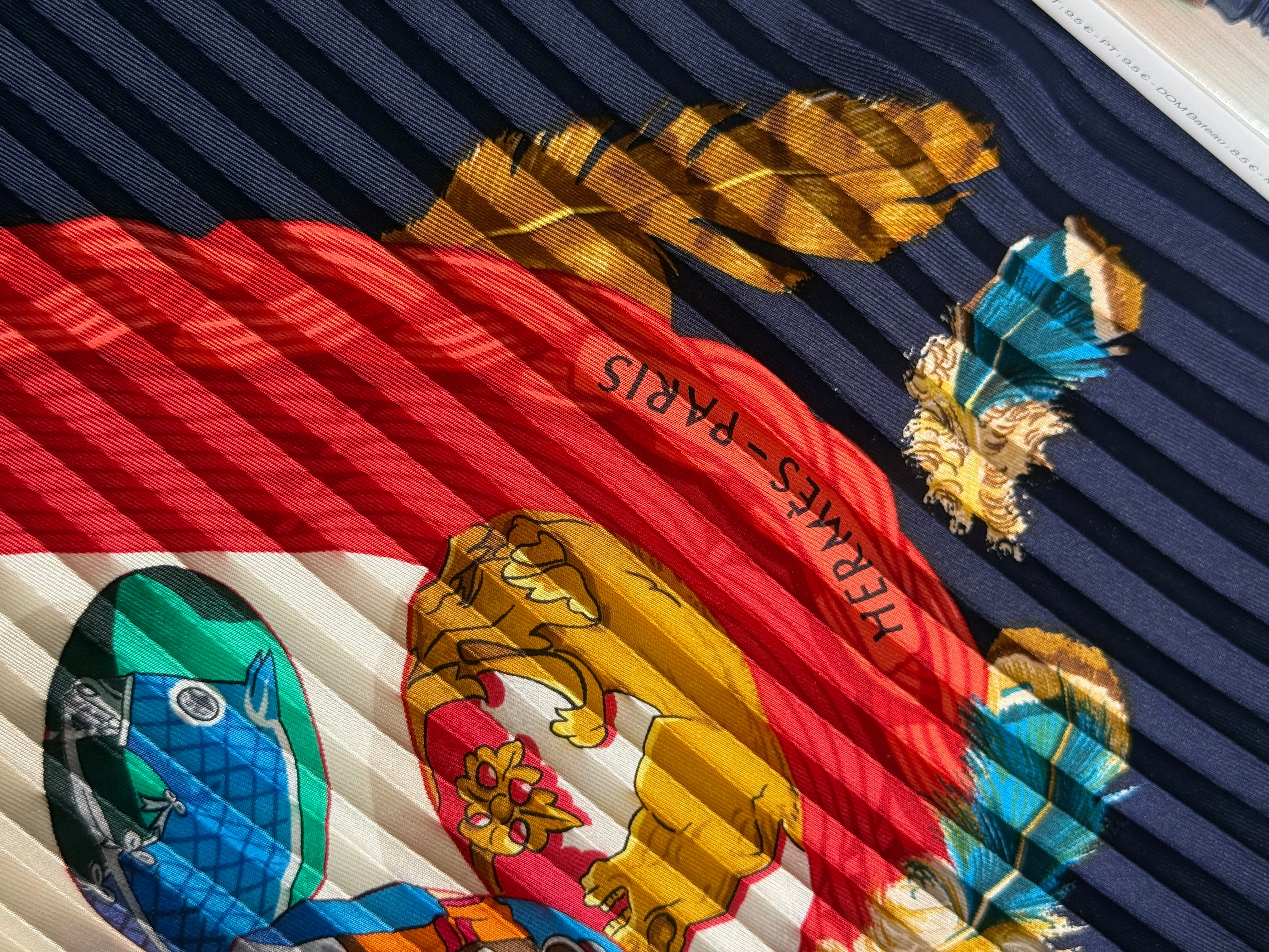 Foulard Hermès plissé – Modèle Couvée d’Hermès