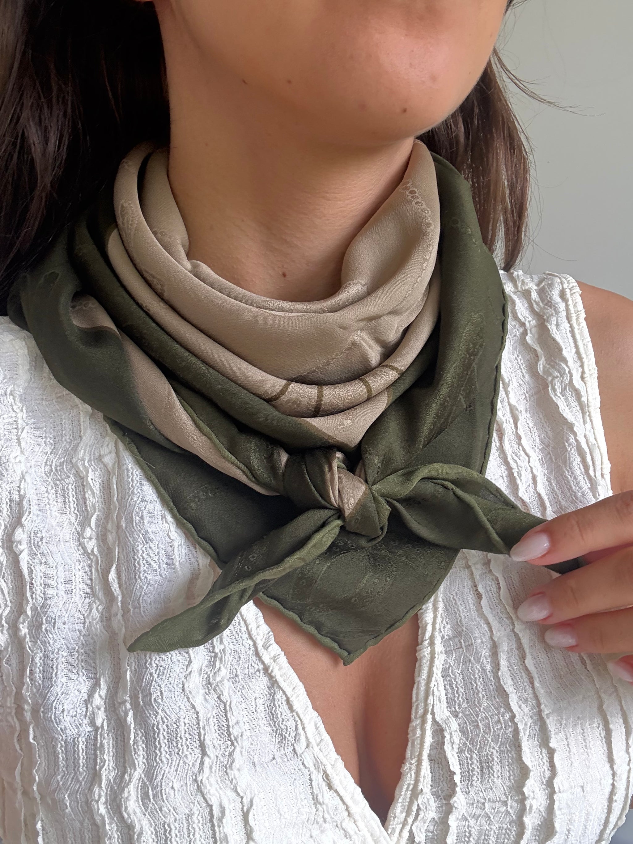 Foulard Cartier – Beige et Kaki avec surpiqûres