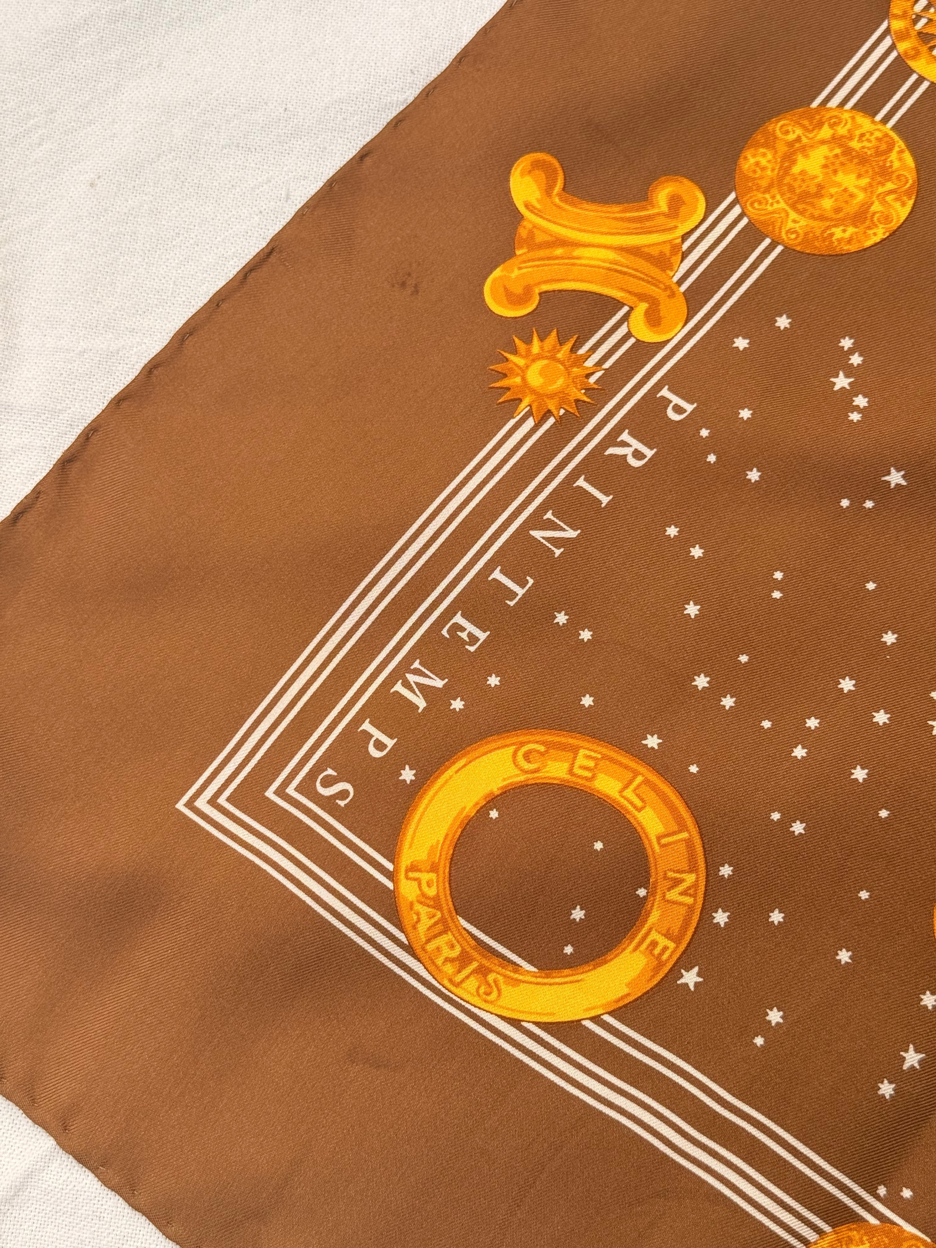 Foulard Céline – Marron et motifs célestes