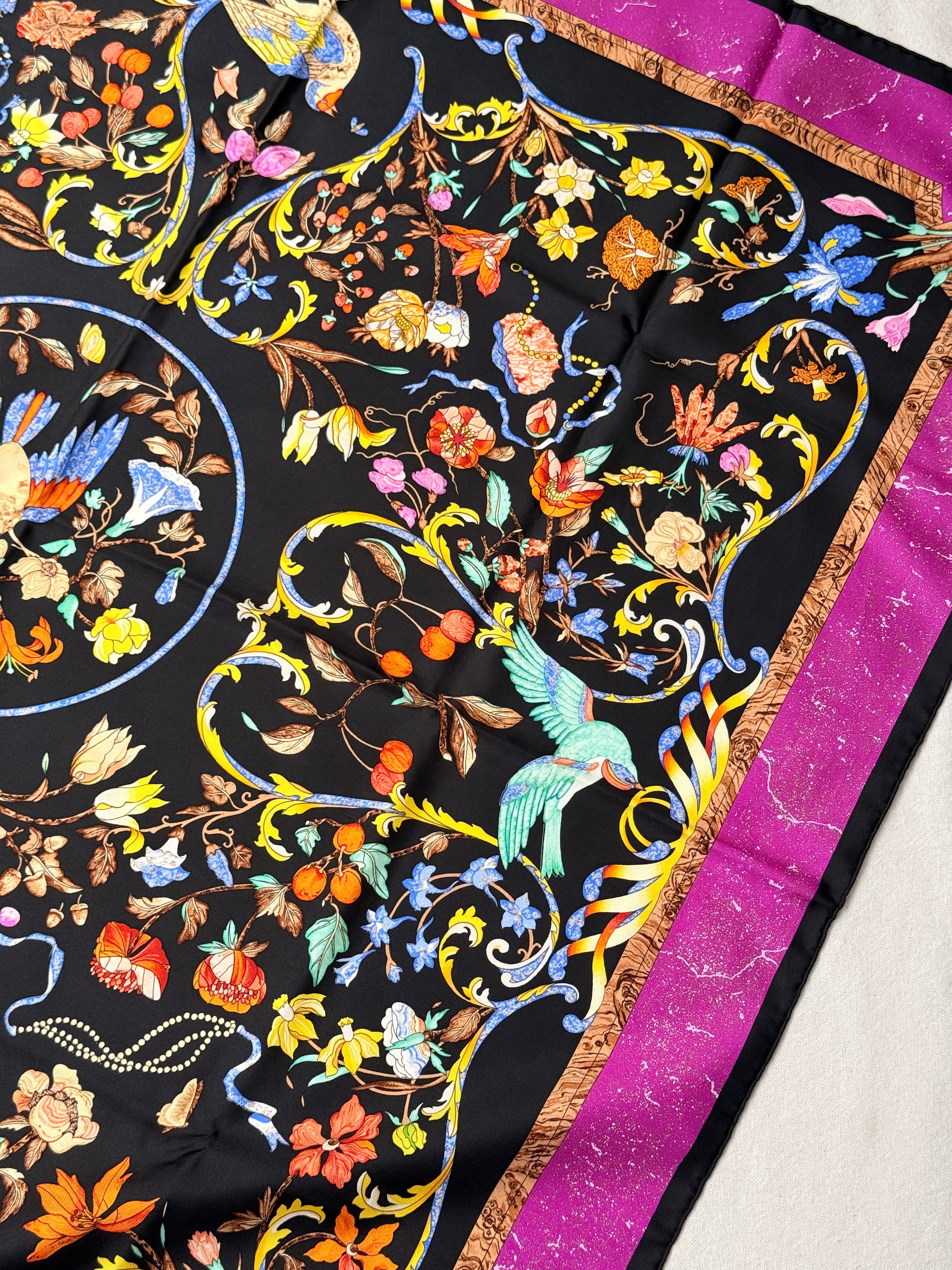 Foulard Hermès – Modèle Pierres d’Orient et d’Occident