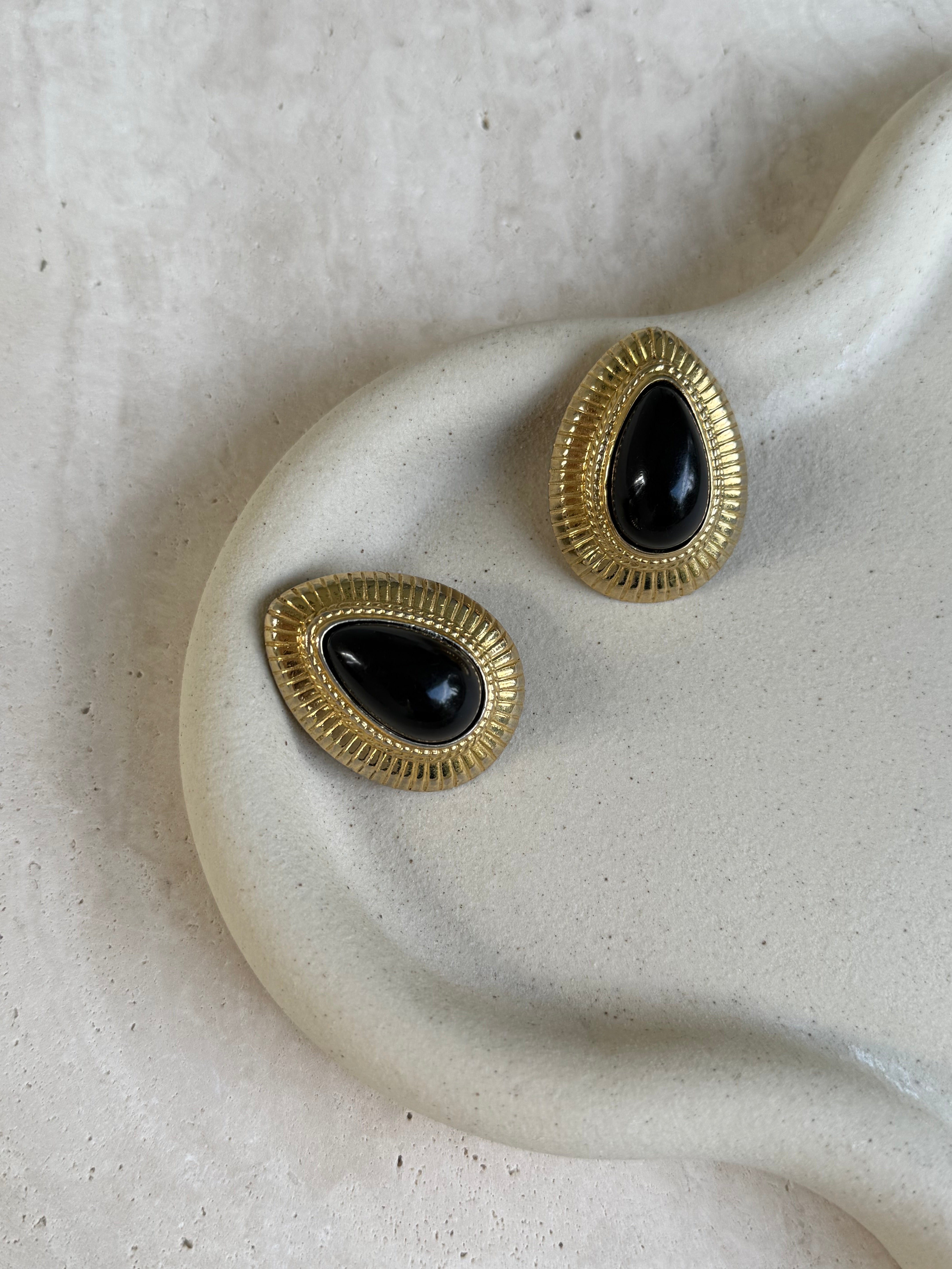 Boucles d’oreilles vintage - Gouttes dorées et cabochons noirs