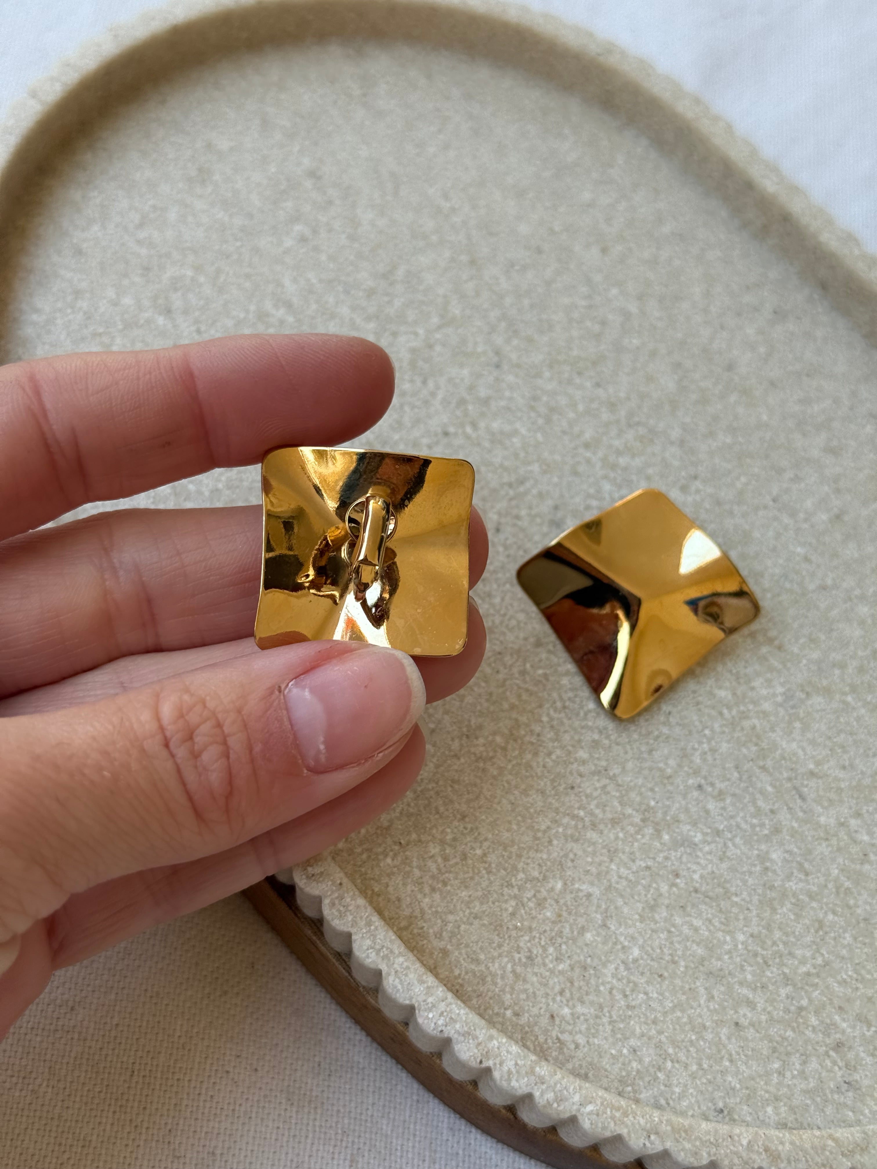 Boucles d’oreilles vintage - Carrés dorés sculptés