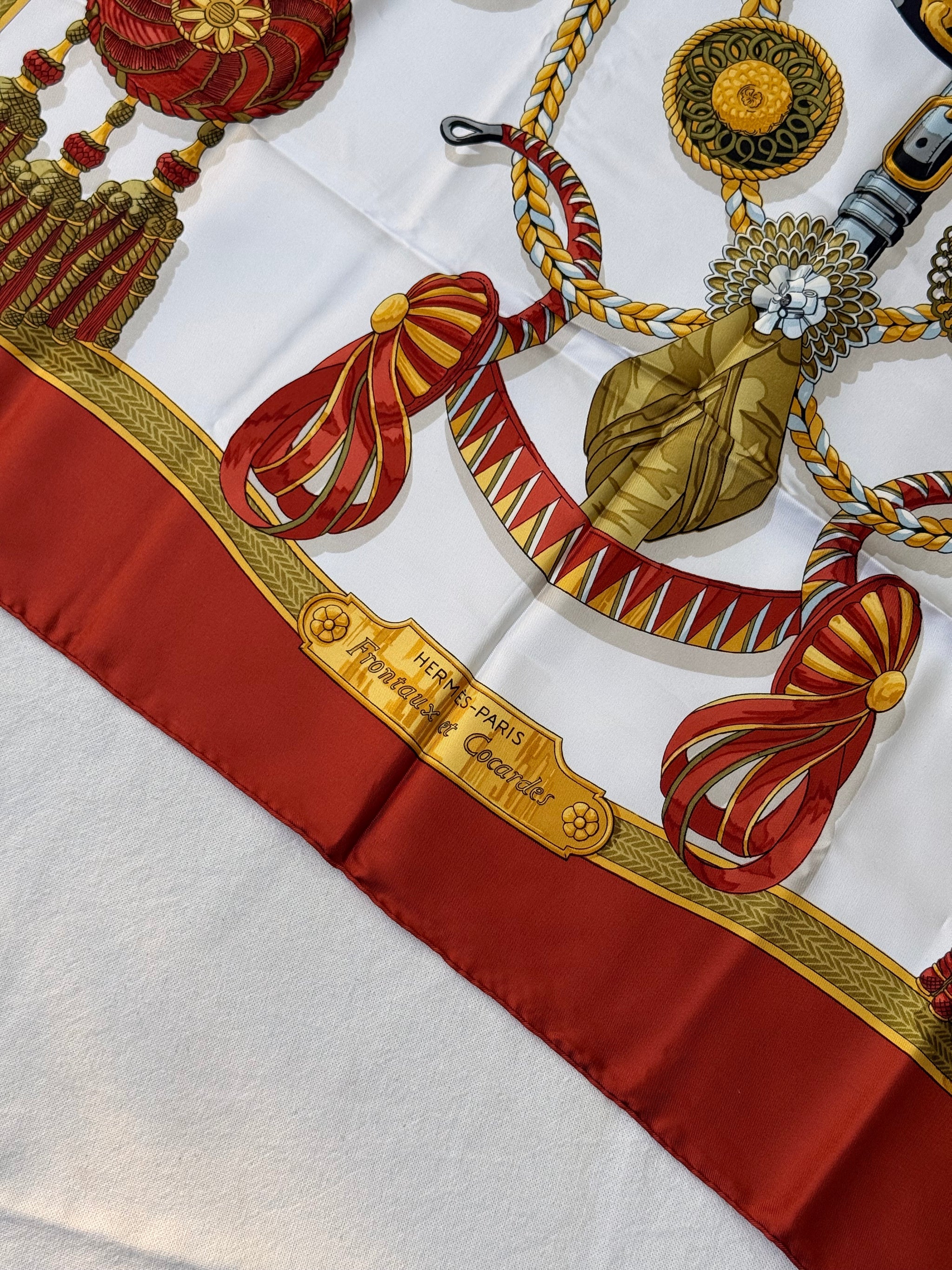 Foulard Hermès – Modèle Frontaux et Cocardes