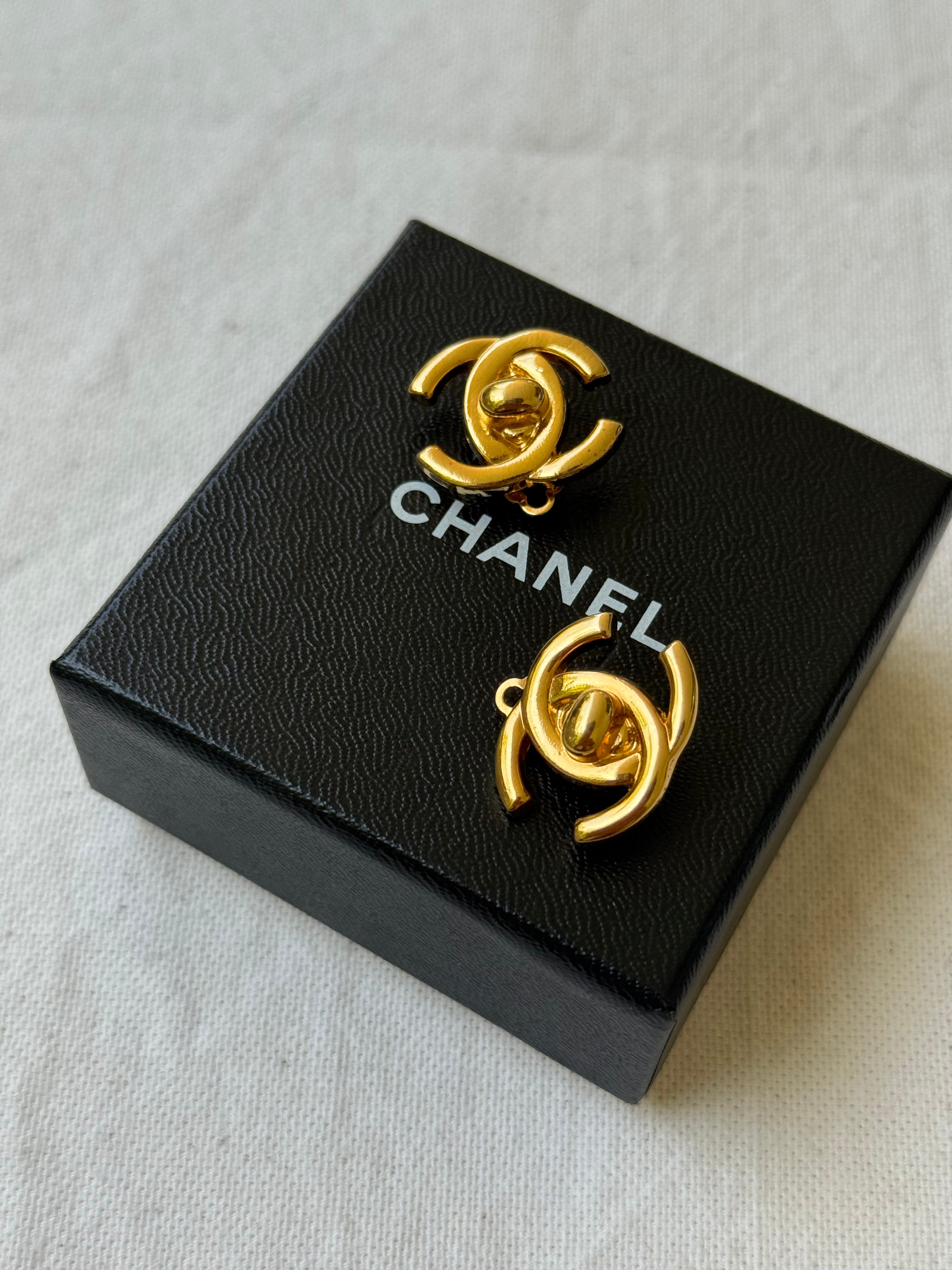 Boucles d’oreilles vintage Chanel - Modèle CC Lock petit format