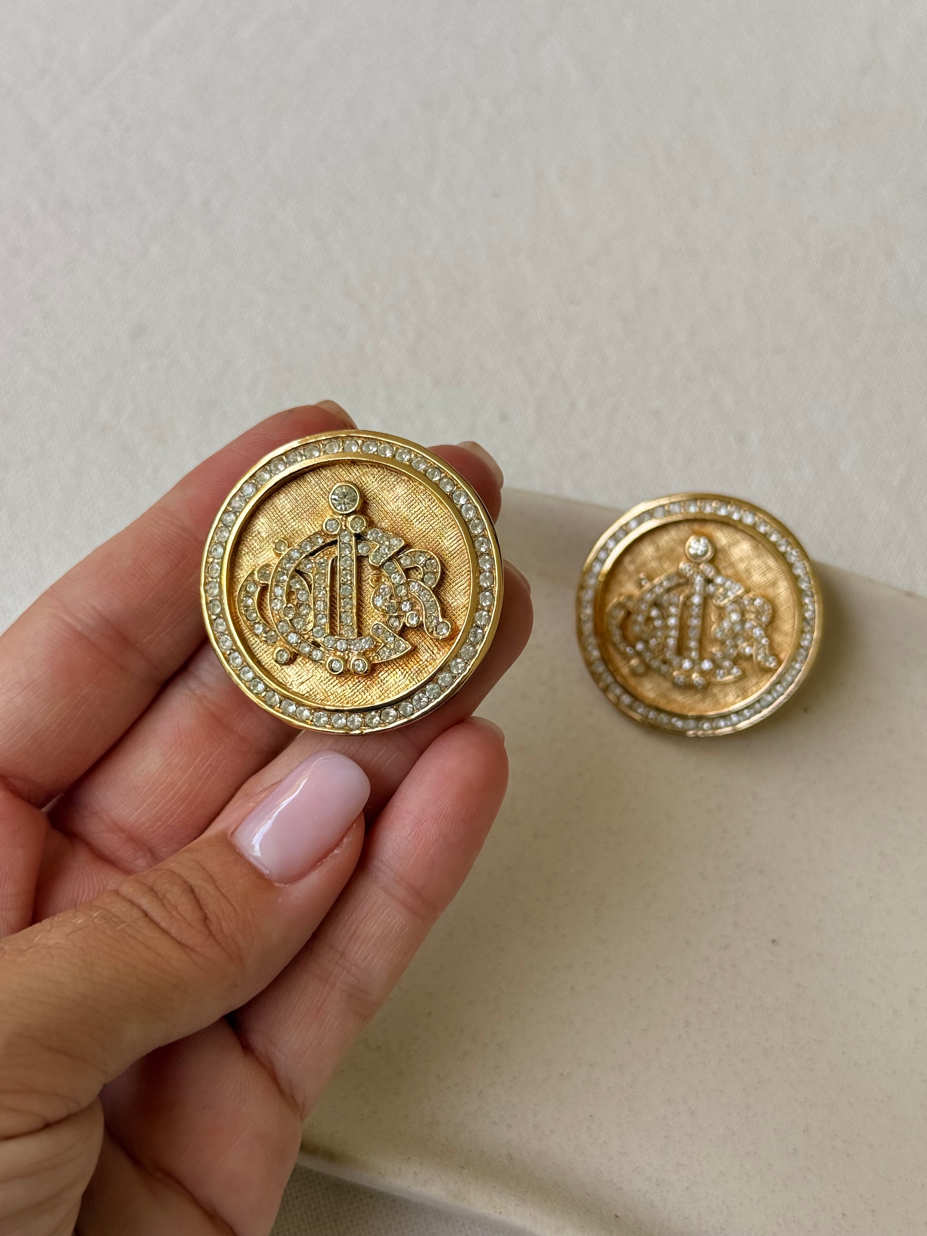 Boucles d’oreilles Christian Dior vintage - Logo orné de strass