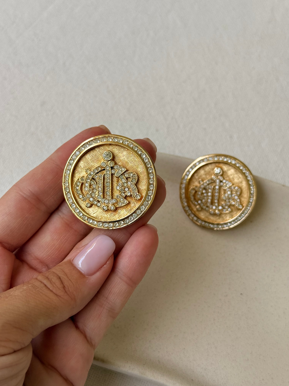Boucles d’oreilles Christian Dior vintage - Logo orné de strass