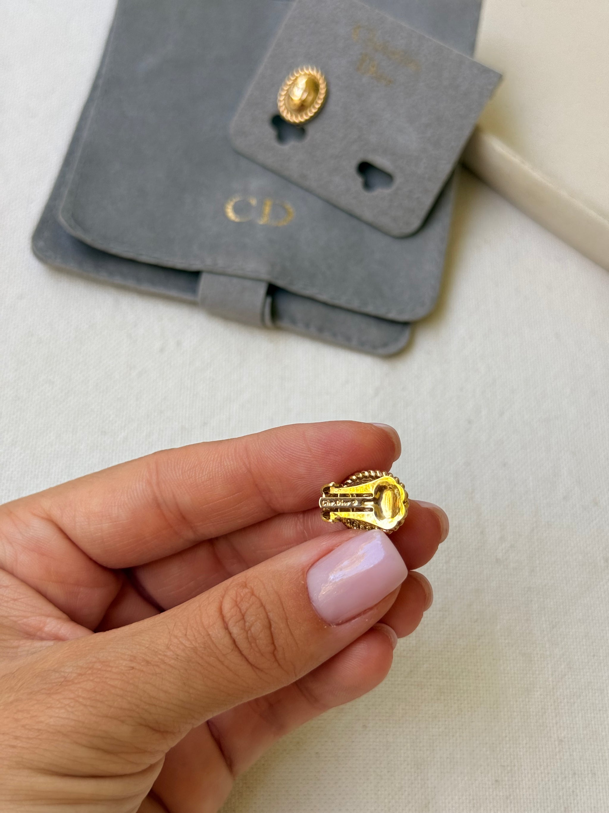 Boucles d’oreilles Christian Dior vintage - CD ovale petit format