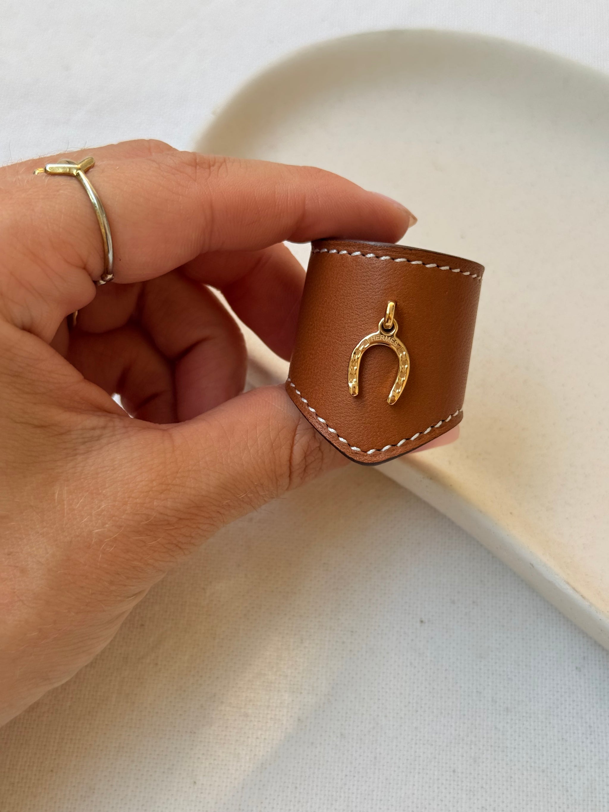 Anneau de foulard Hermès - Modèle cuir camel et fer à cheval