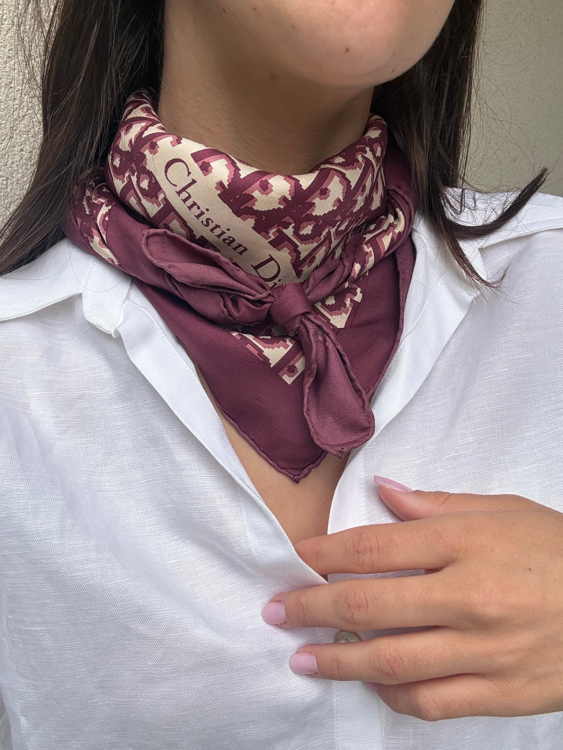 Foulard Christian Dior – Modèle monogramme bordeaux