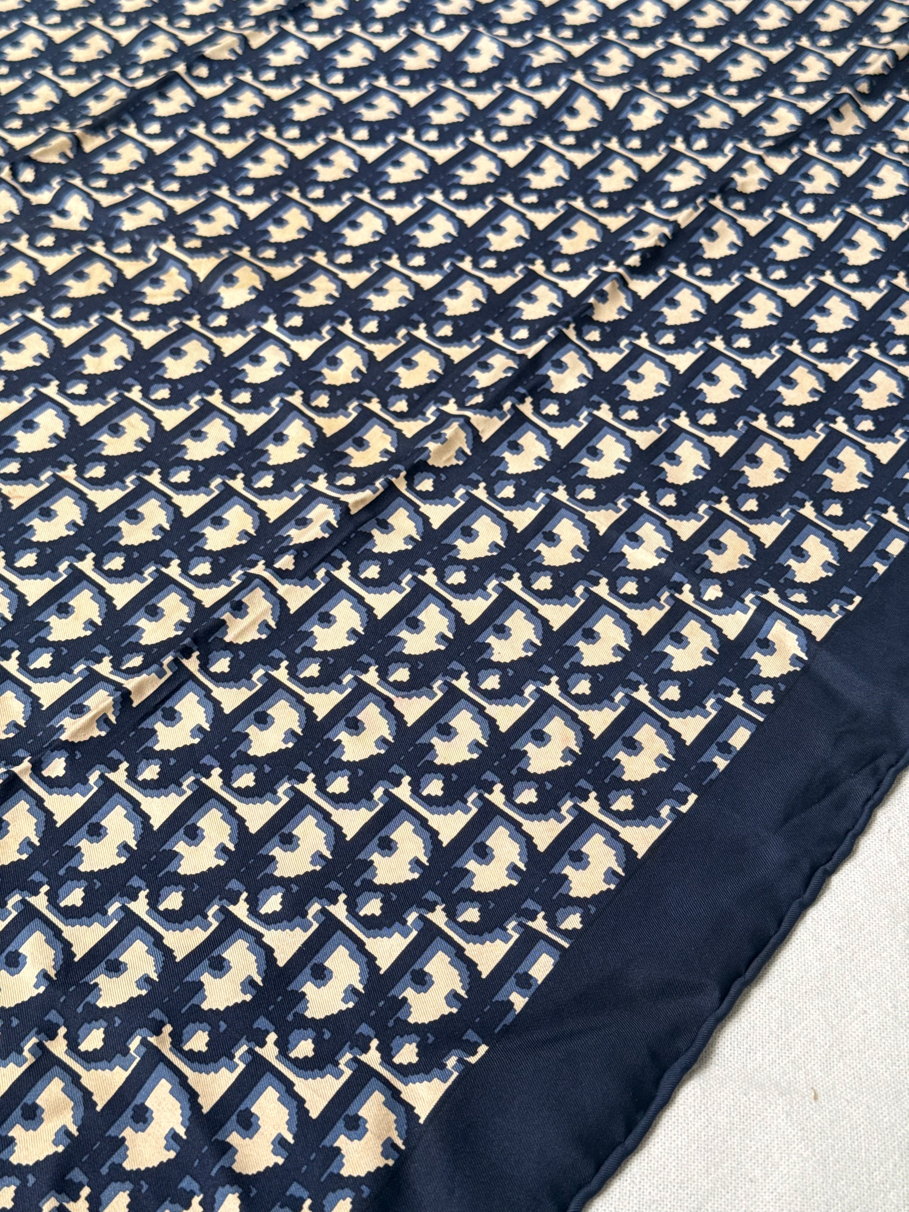 Foulard Christian Dior – Modèle monogramme bleu