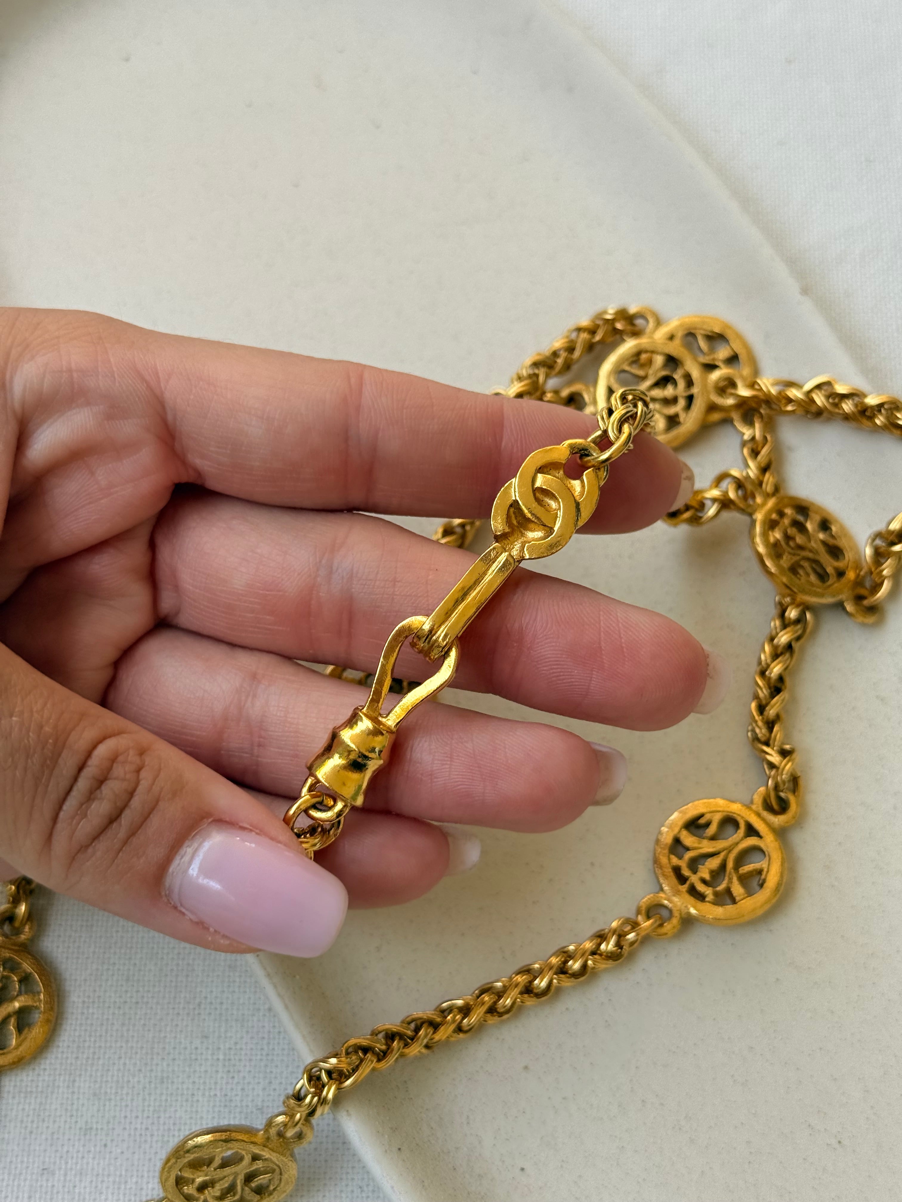 Collier sautoir Chanel - Pendentif fleur ajourée et logo CC