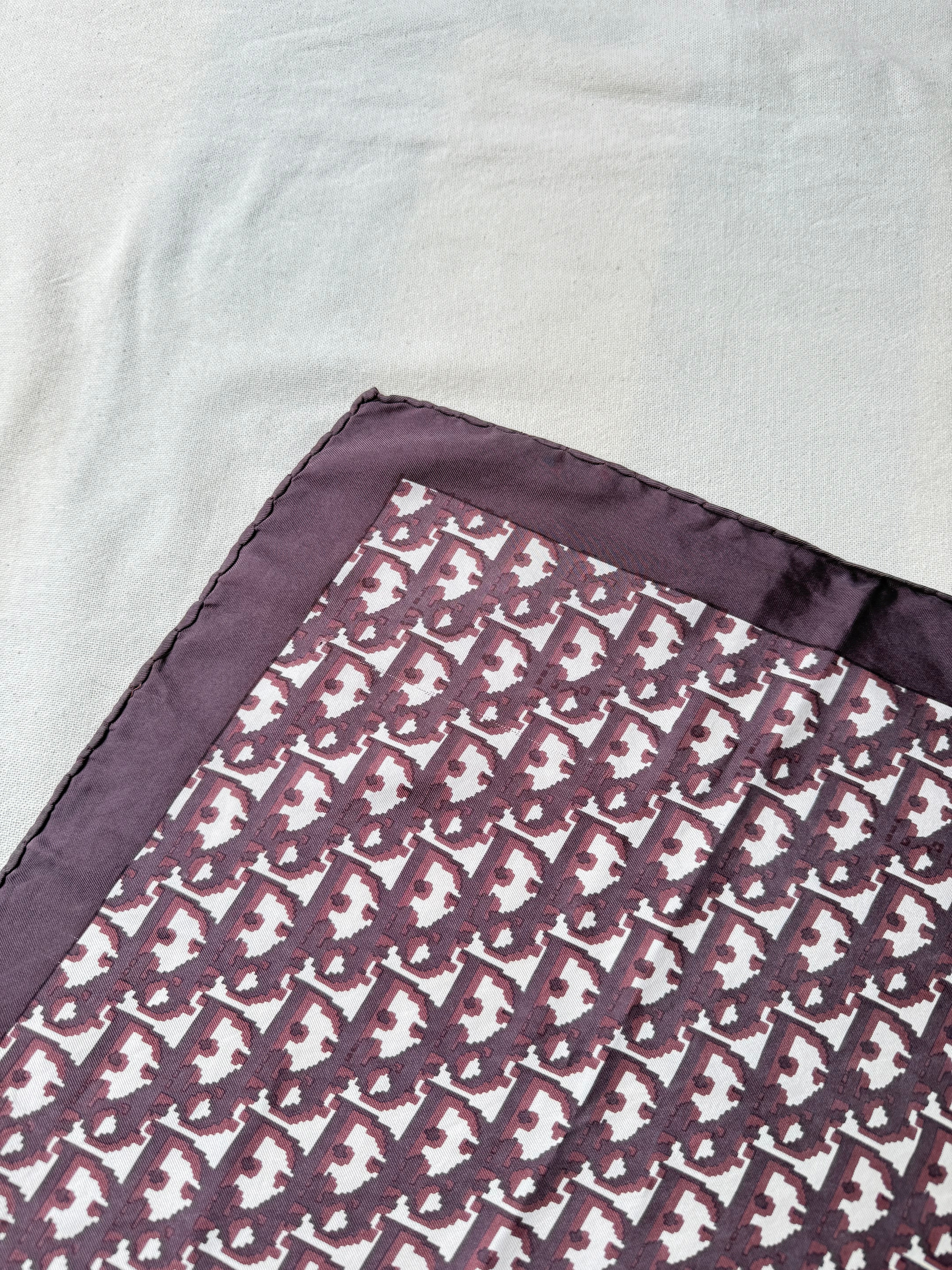 Foulard Christian Dior – Modèle monogramme prune