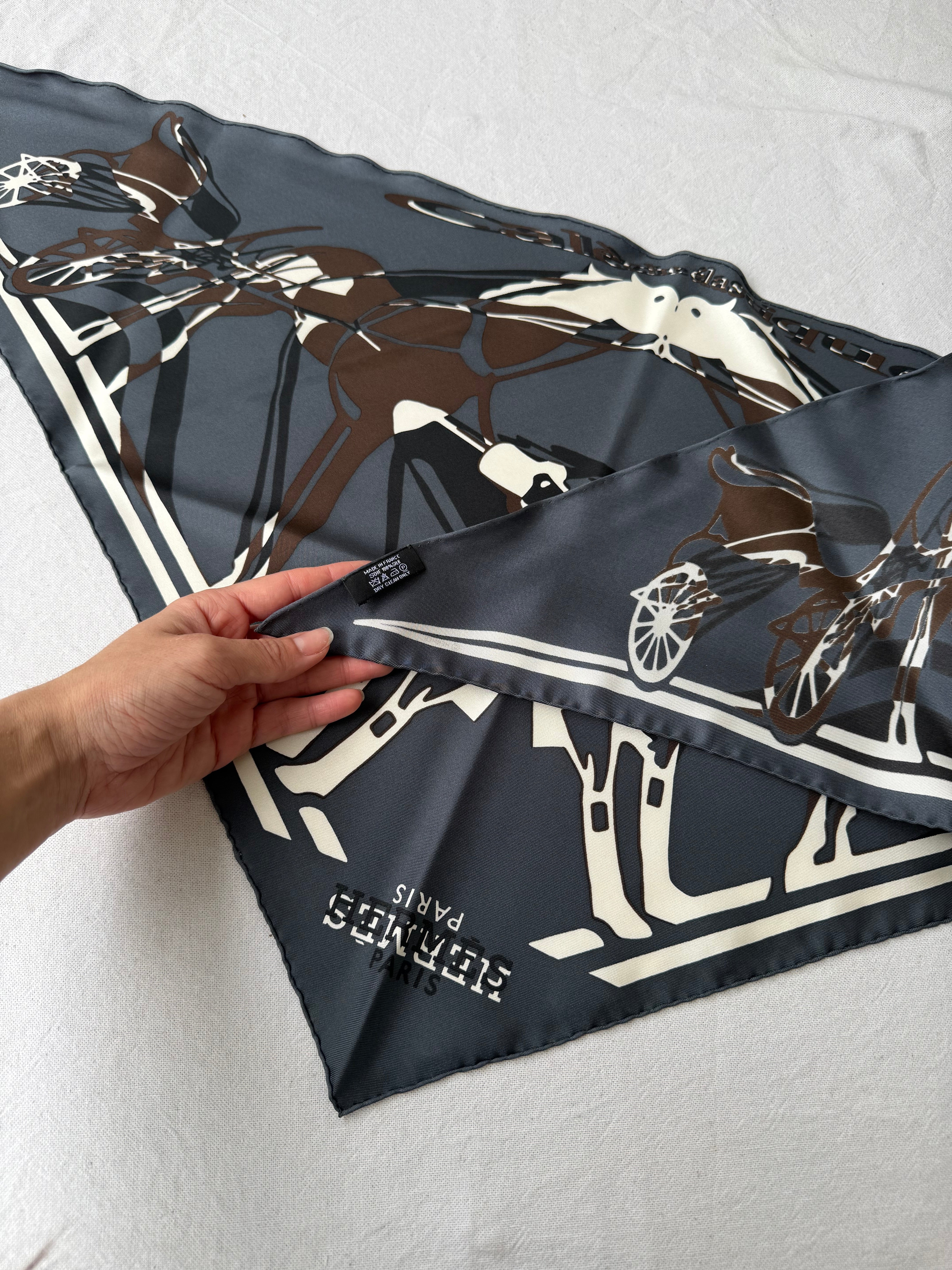 Triangle Hermès – Modèle Calèche Élastique