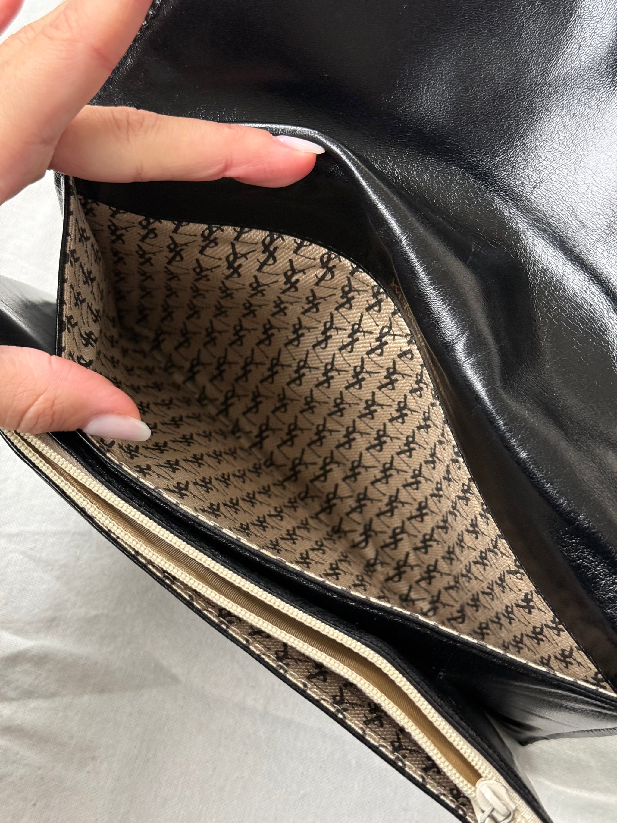 Pochette Yves Saint Laurent vintage - Enveloppe cuir noir matelassée