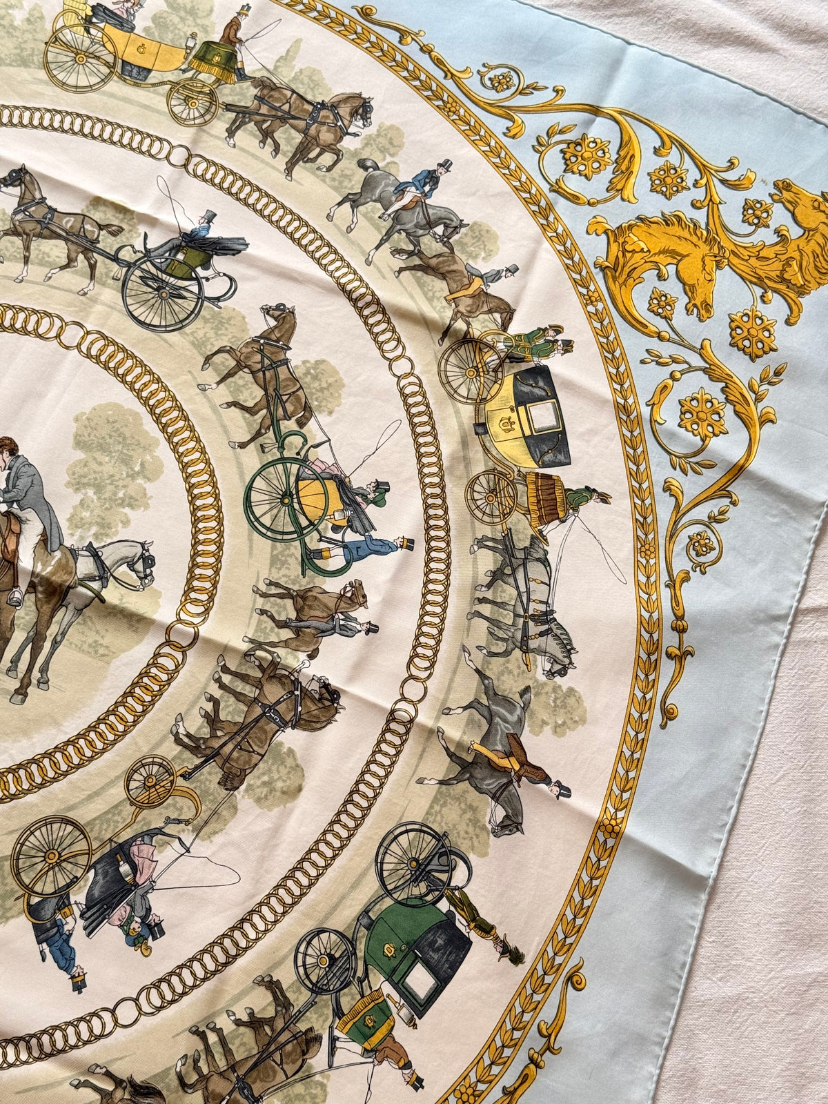Foulard Hermès – Modèle La Promenade de Longchamps bleu ciel