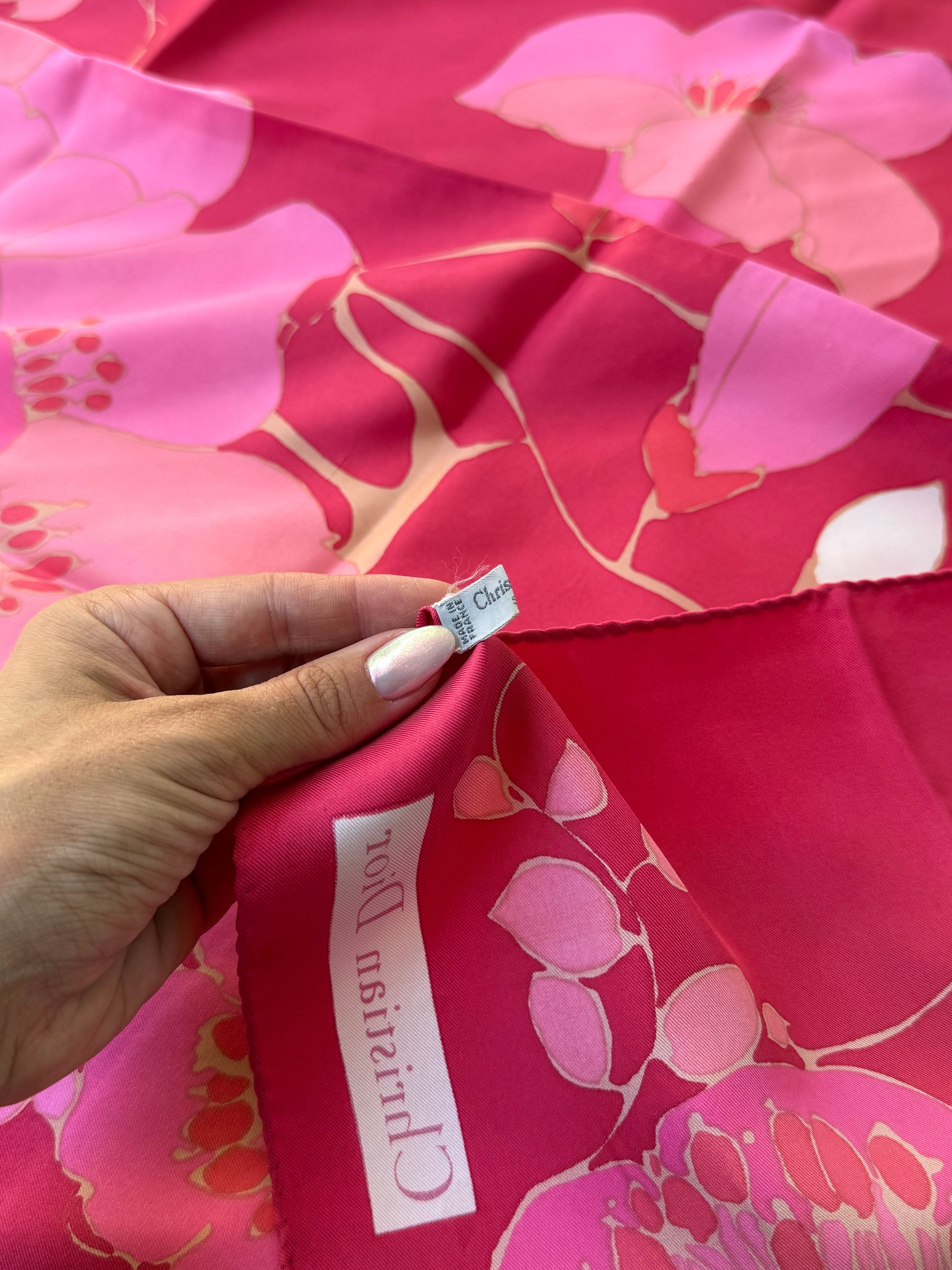 Foulard Christian Dior – Modèle fleurs fuchsia