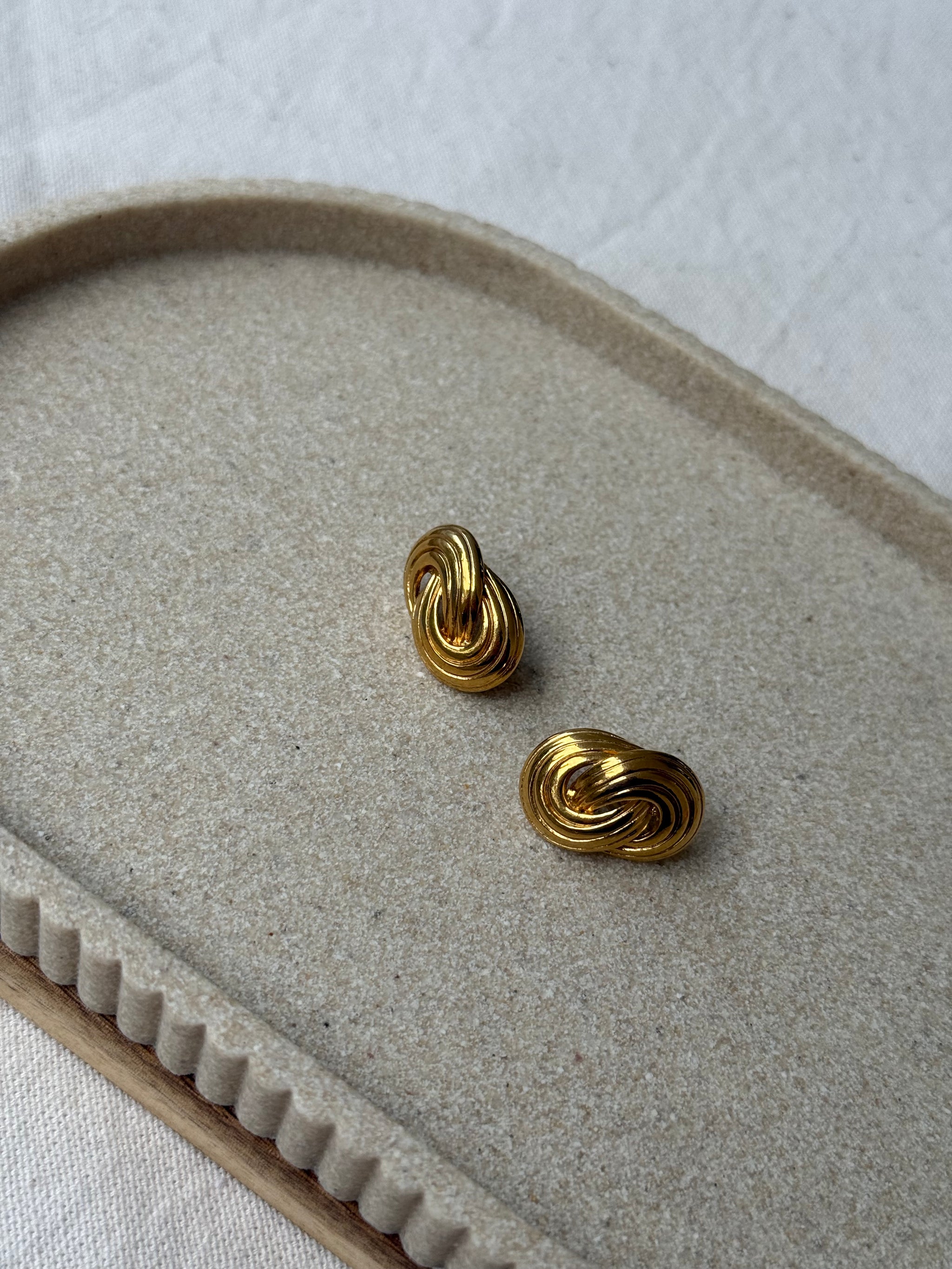 Boucles d'oreilles Napier vintage - Maillons entremêlés dorés (oreilles percées)