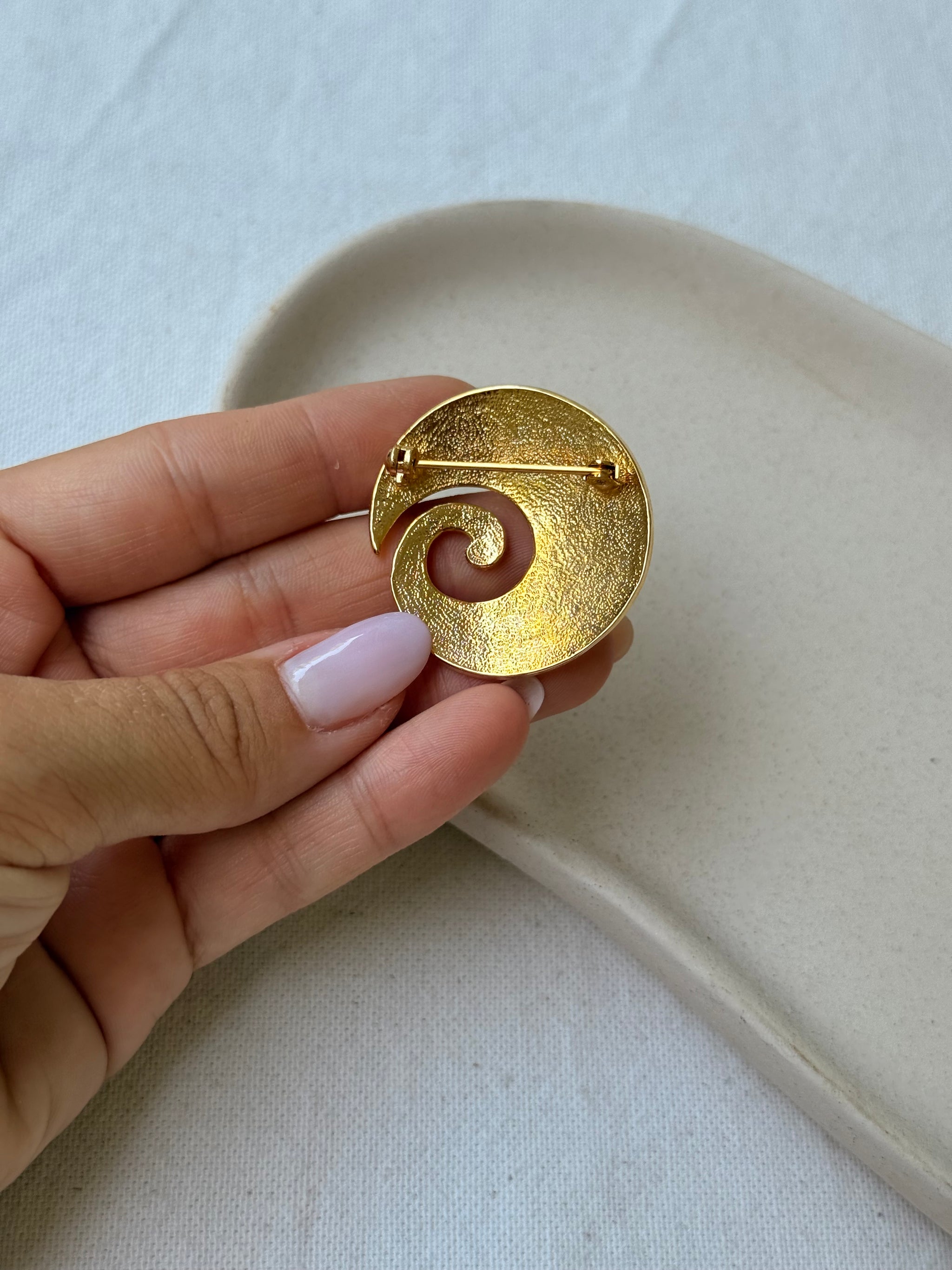 Broche vintage - Motif tourbillon doré