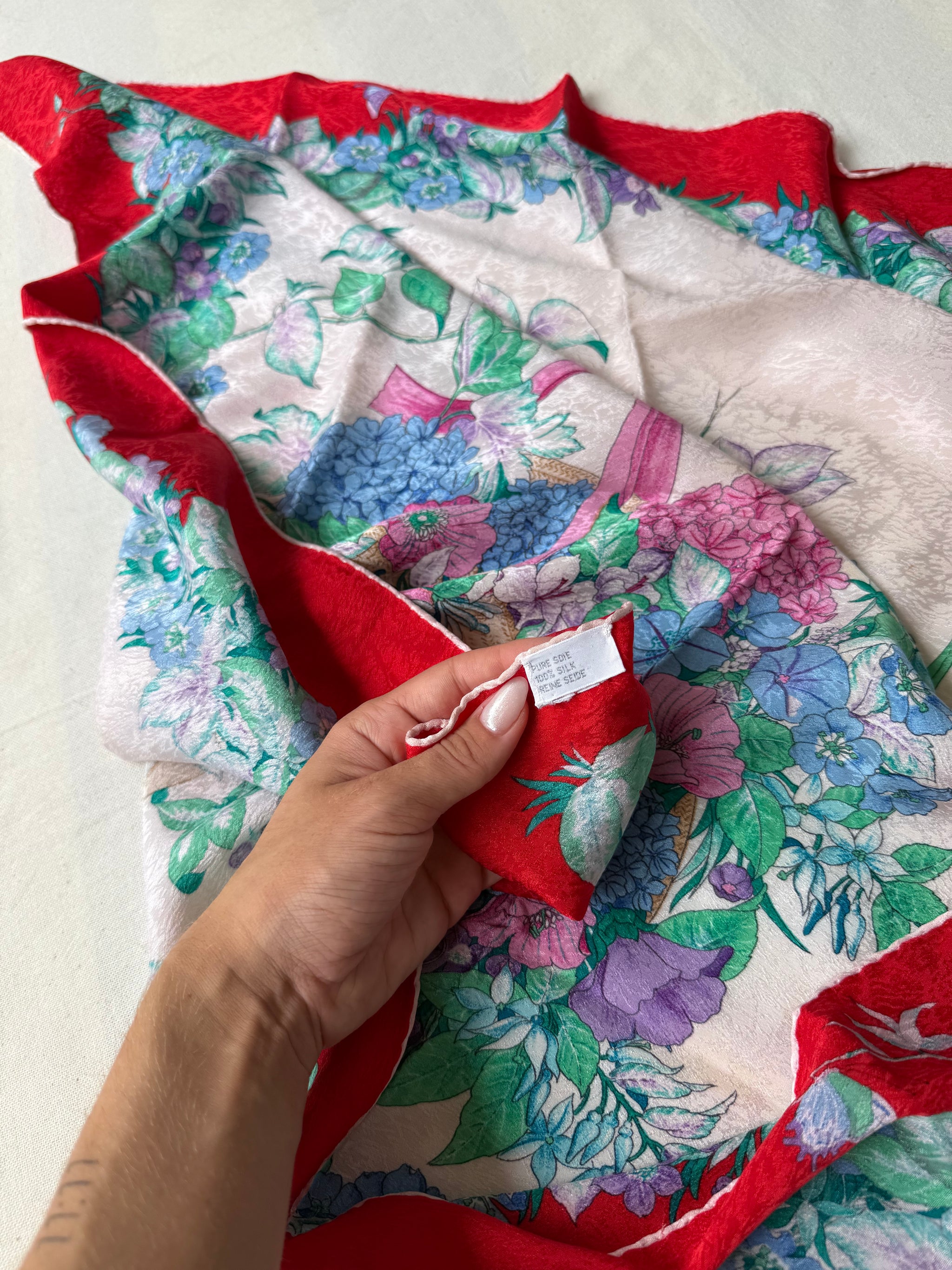 Foulard Christian Dior – Modèle rouge fleuris