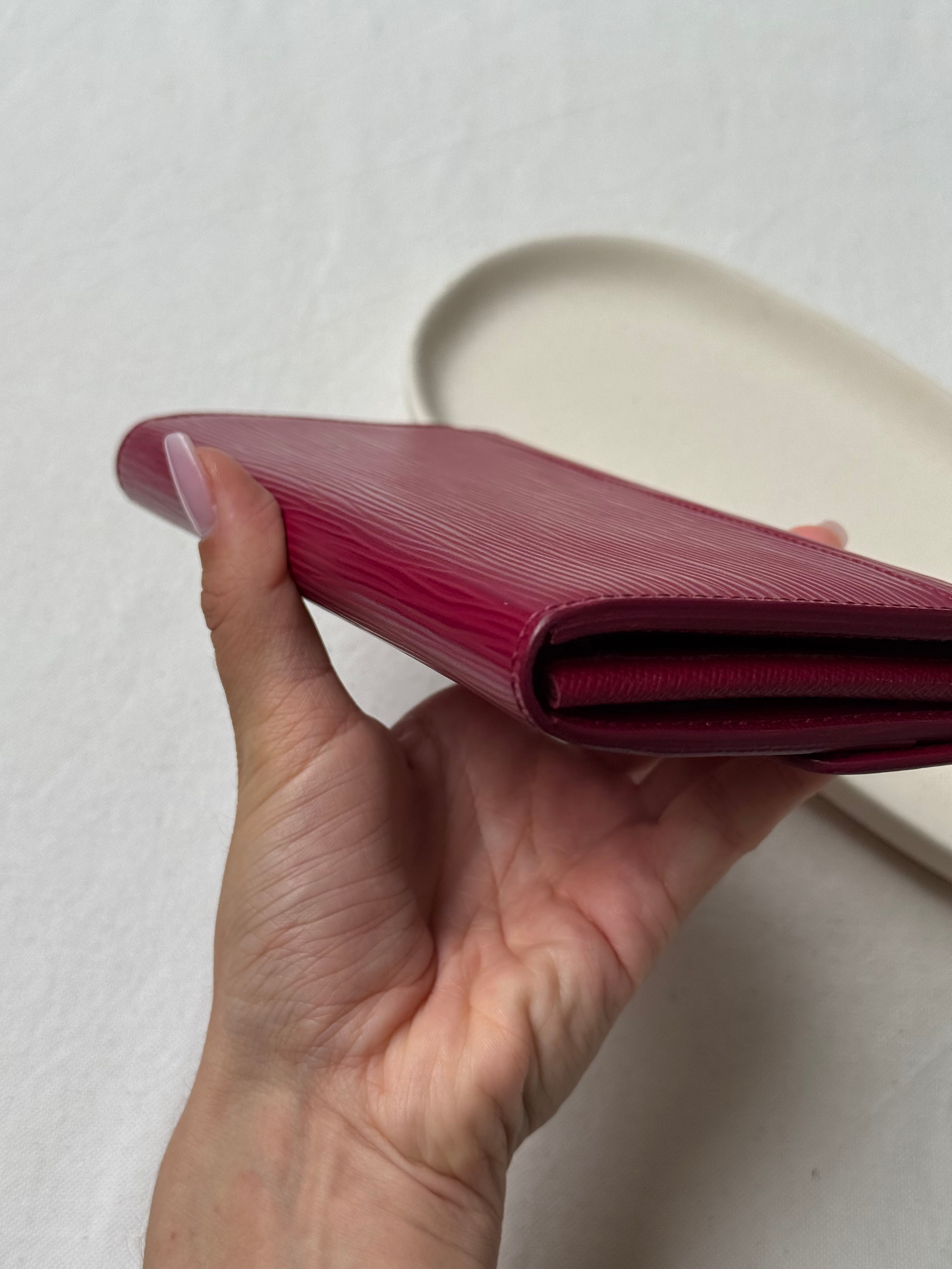 Portefeuille Louis Vuitton - Modèle Sarah cuir épi framboise