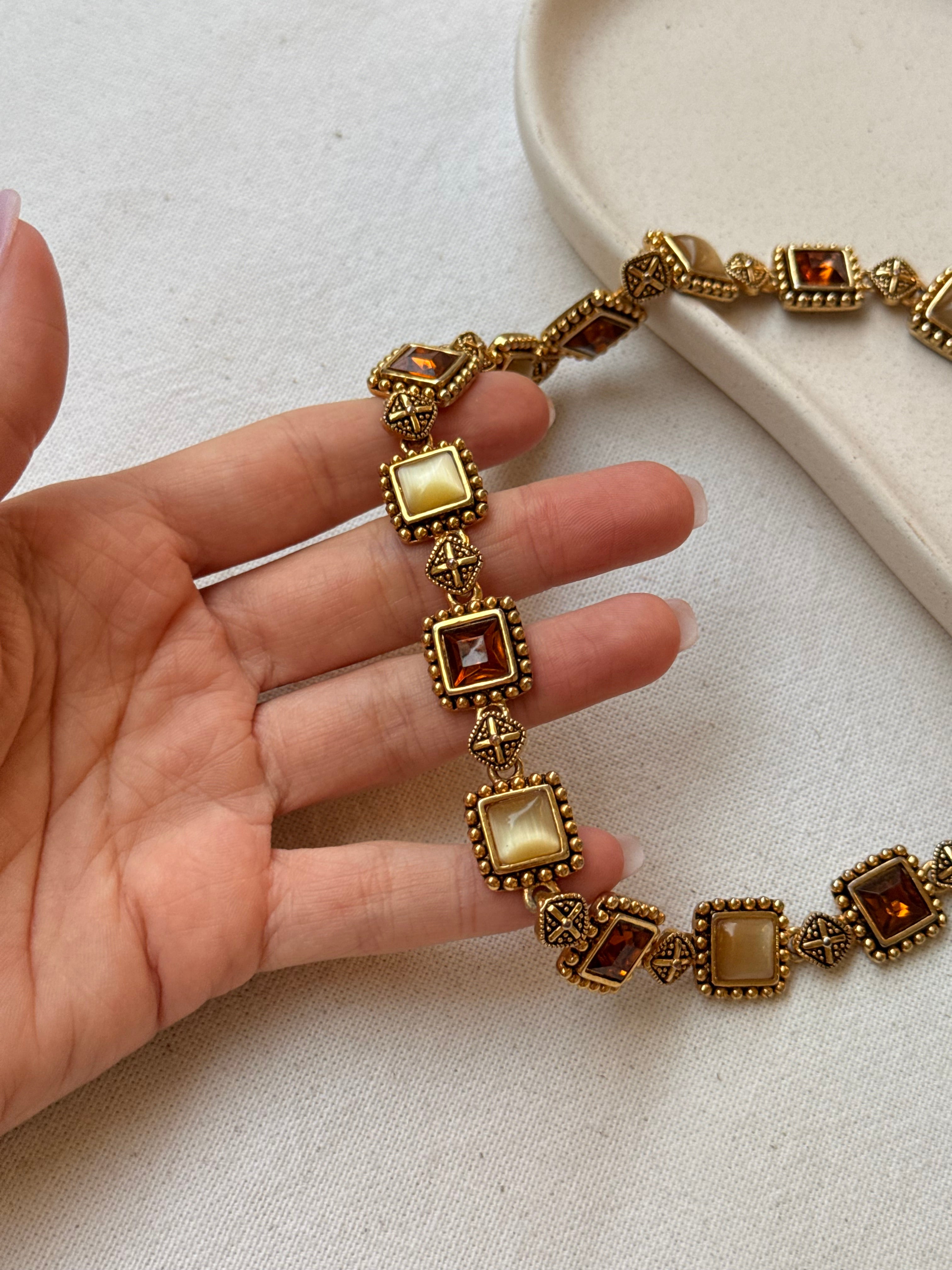 Collier doré vintage - Pierres ambrées et cabochons nacrés